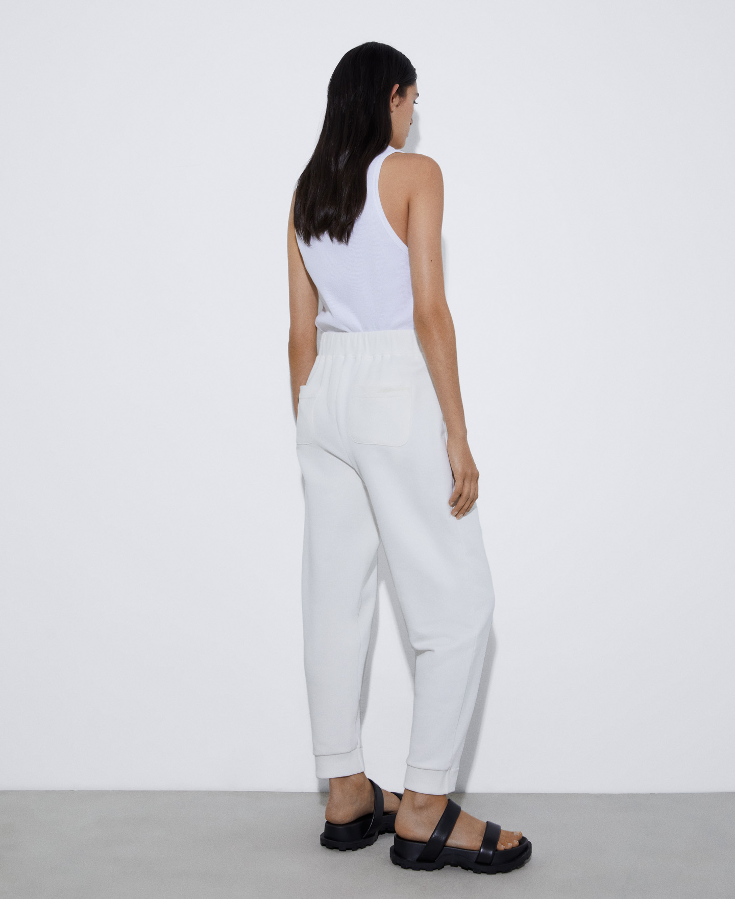 Jogging trousers in responsible cotton image number 2