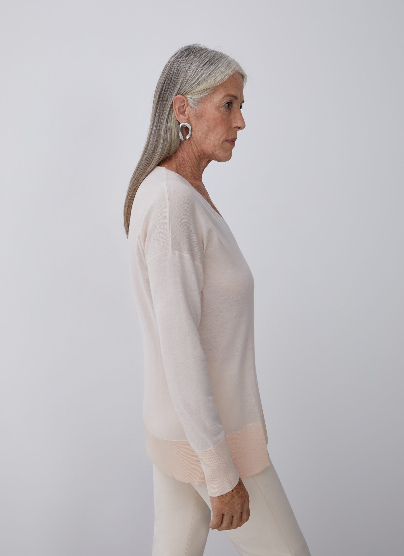 Fine merino wool v-neck sweater image number 3