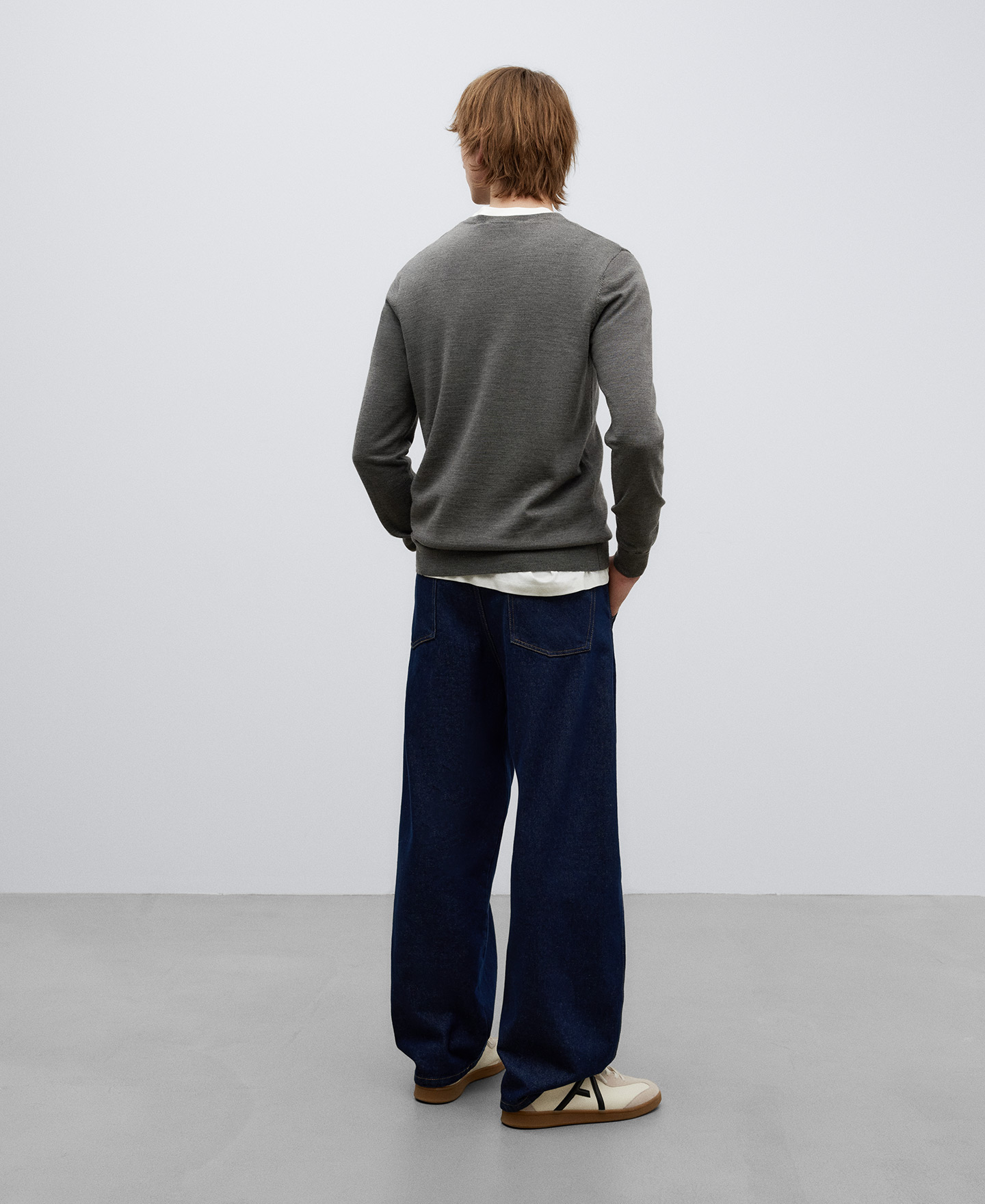 Merino wool V-neck sweater for men image number 2