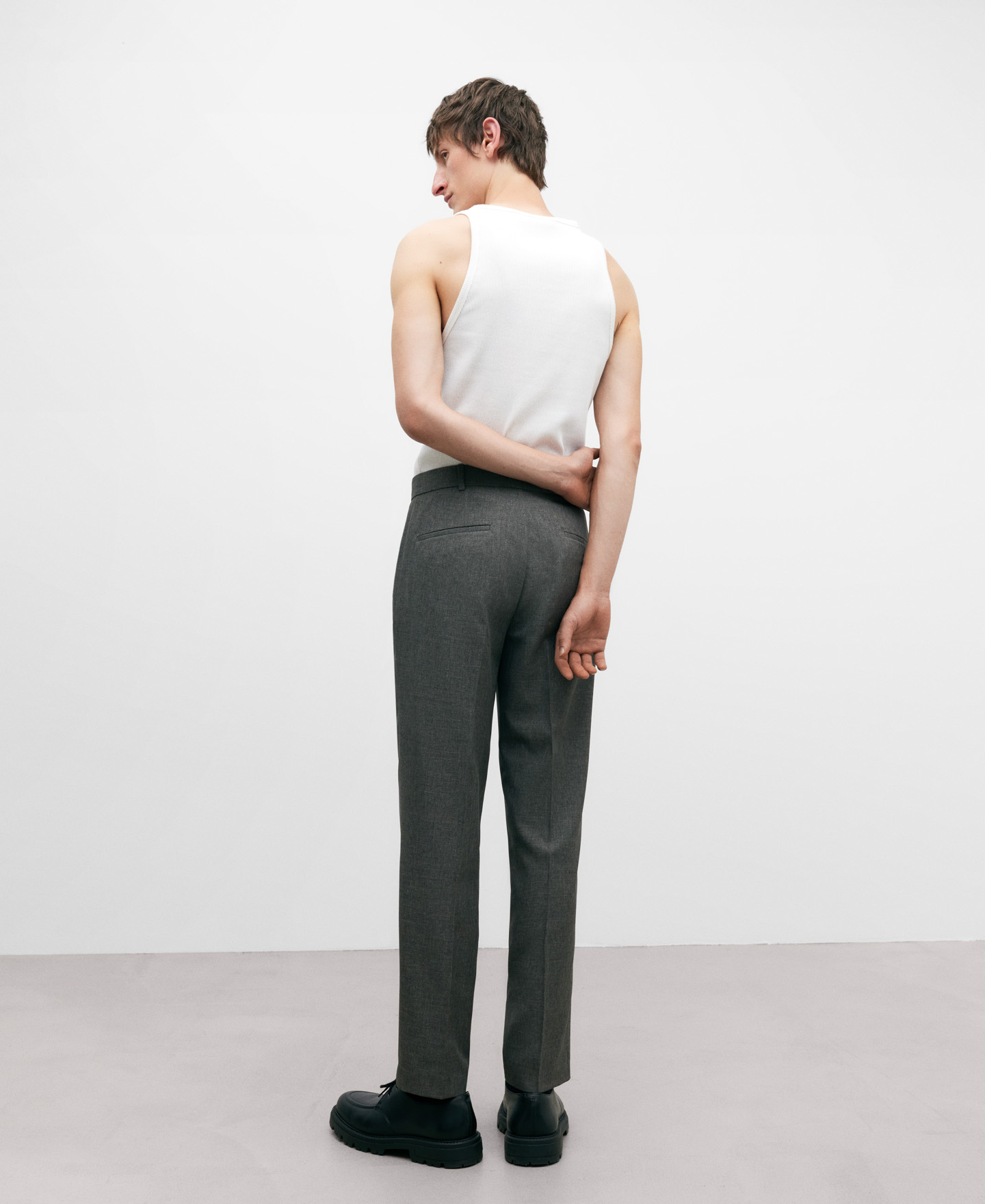 Regular-fit grey tailored men's trousers image number 2
