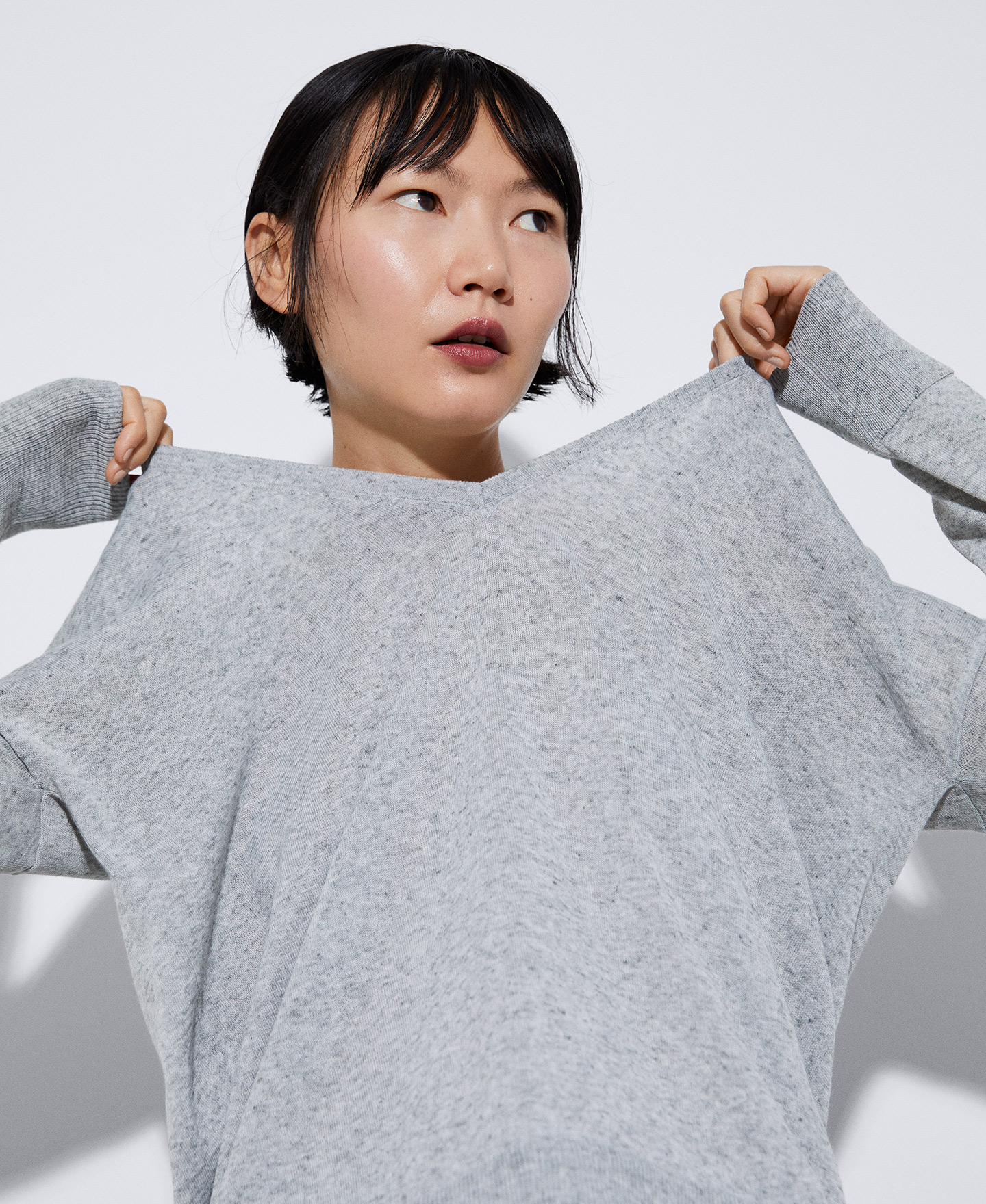Linen and polyester neckline sweater image number 3
