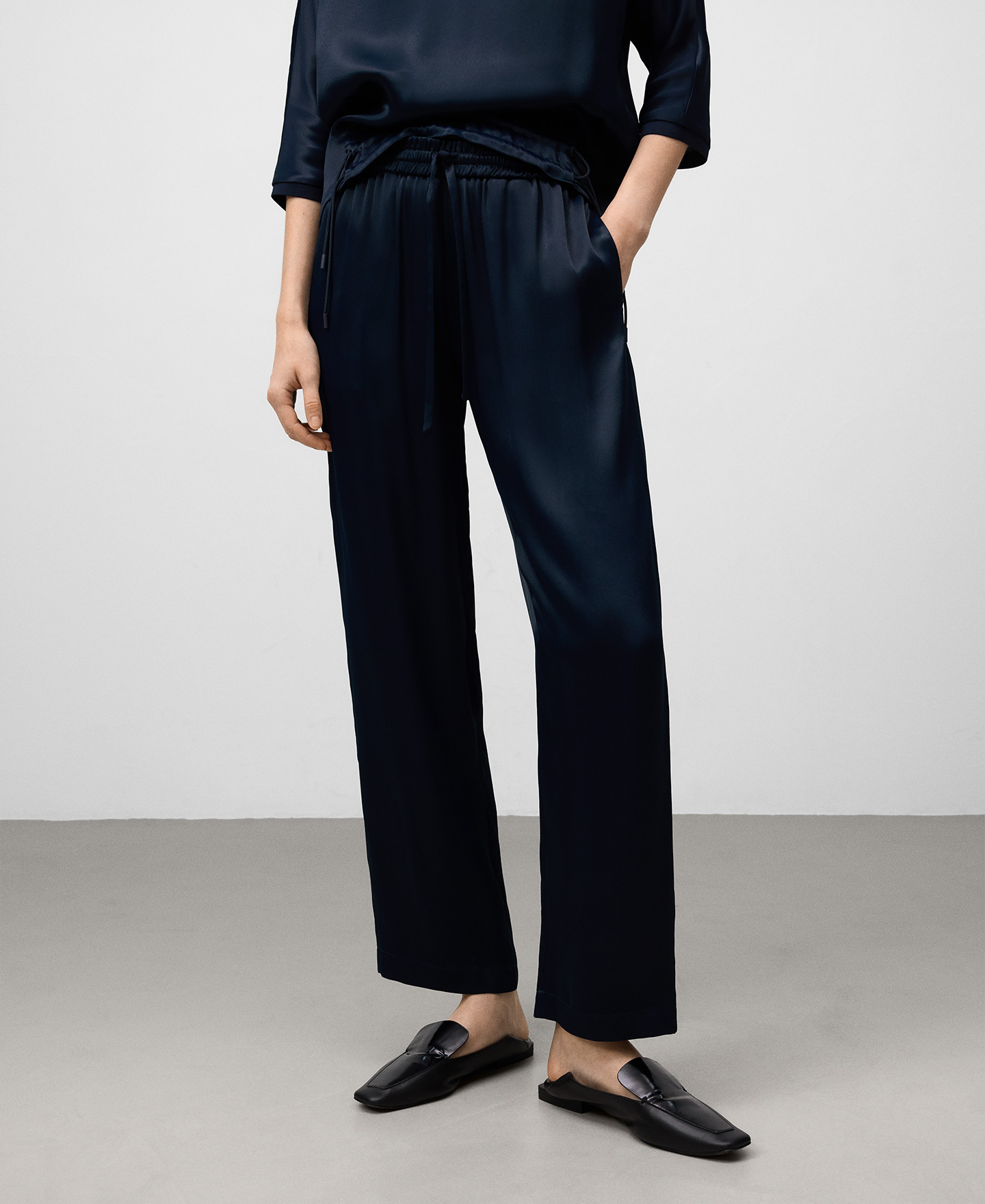Pantalón jogger satinado mujer image number 0