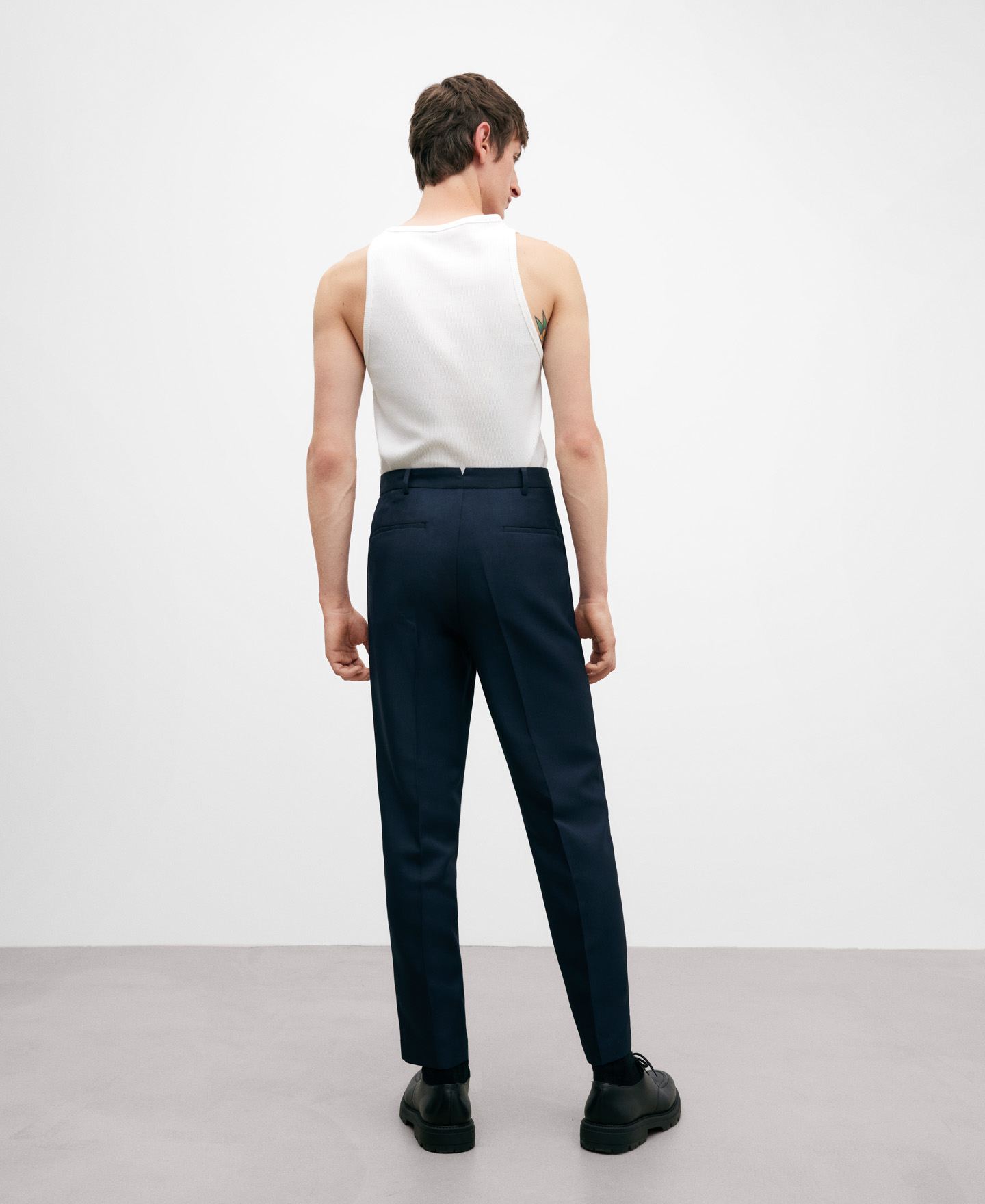 Pantalón sastre azul regular fit hombre image number 2