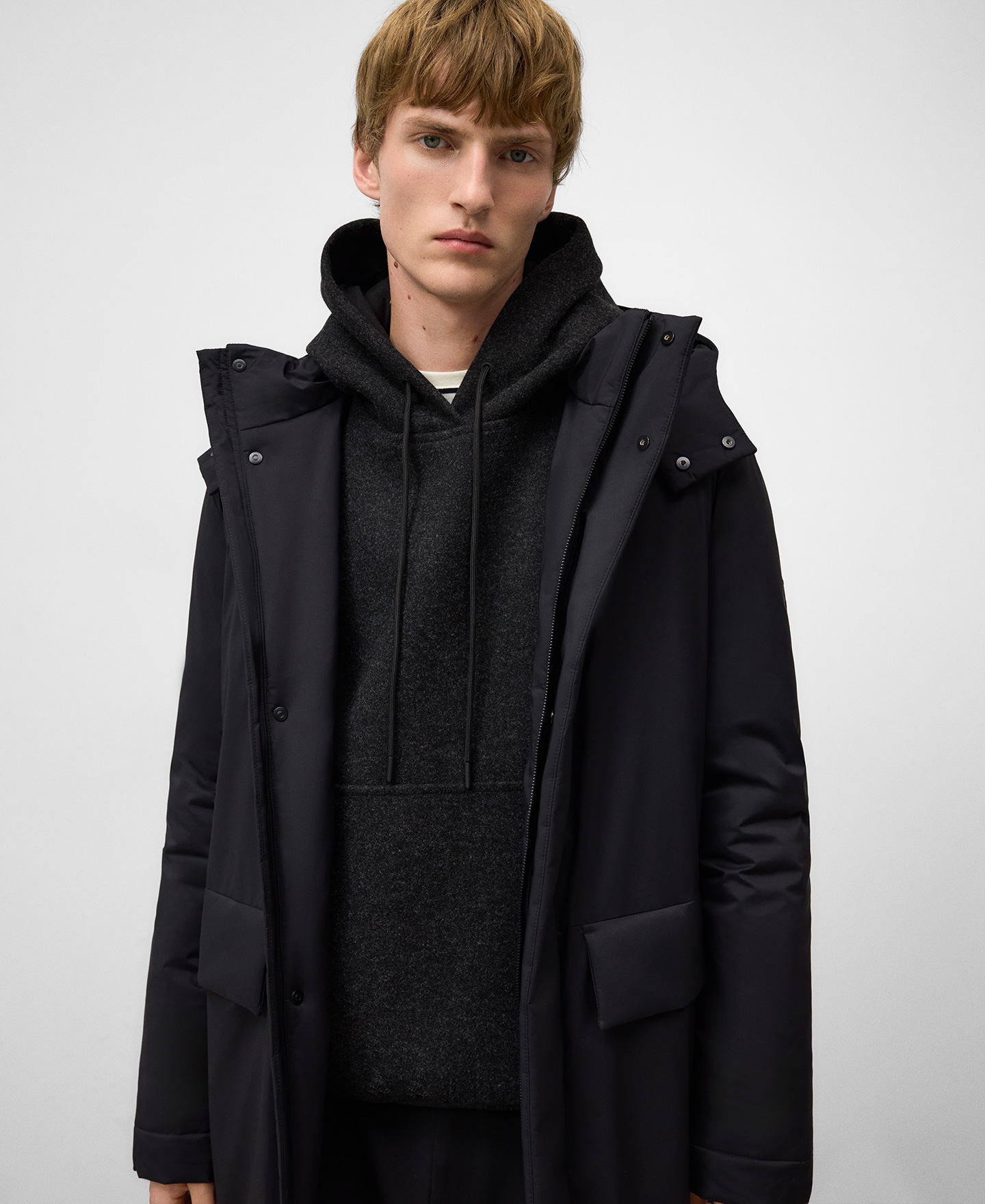 Parka larga con capucha hombre image number 0