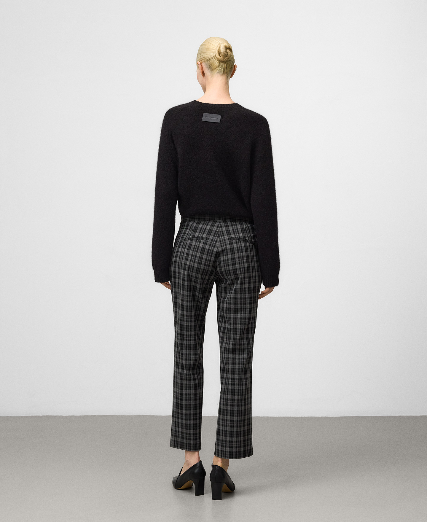 Slim fit checkered trousers woman image number 2