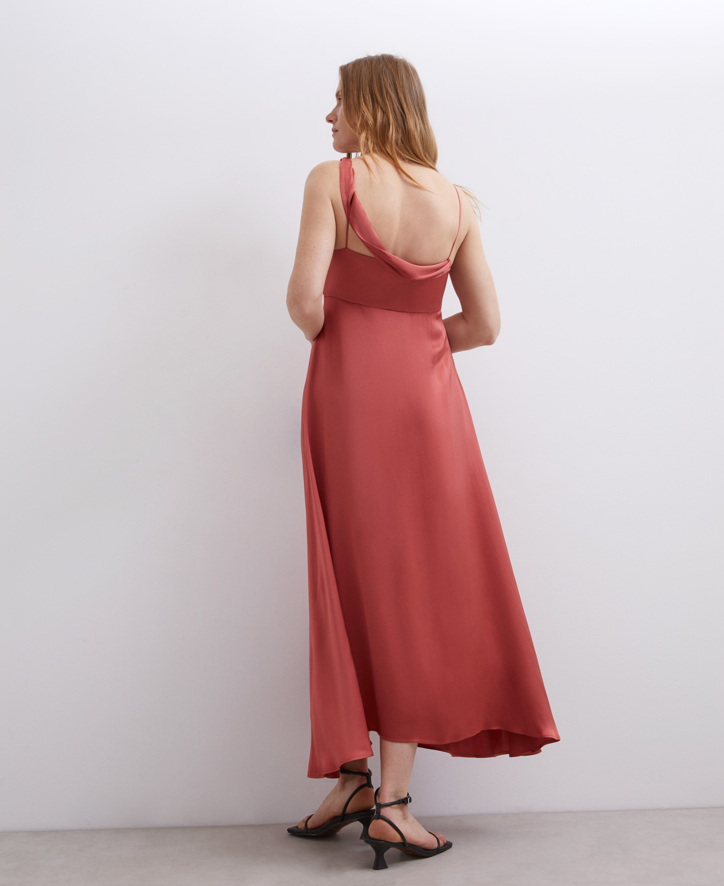 Vestido midi de tirantes en viscosa image number 2