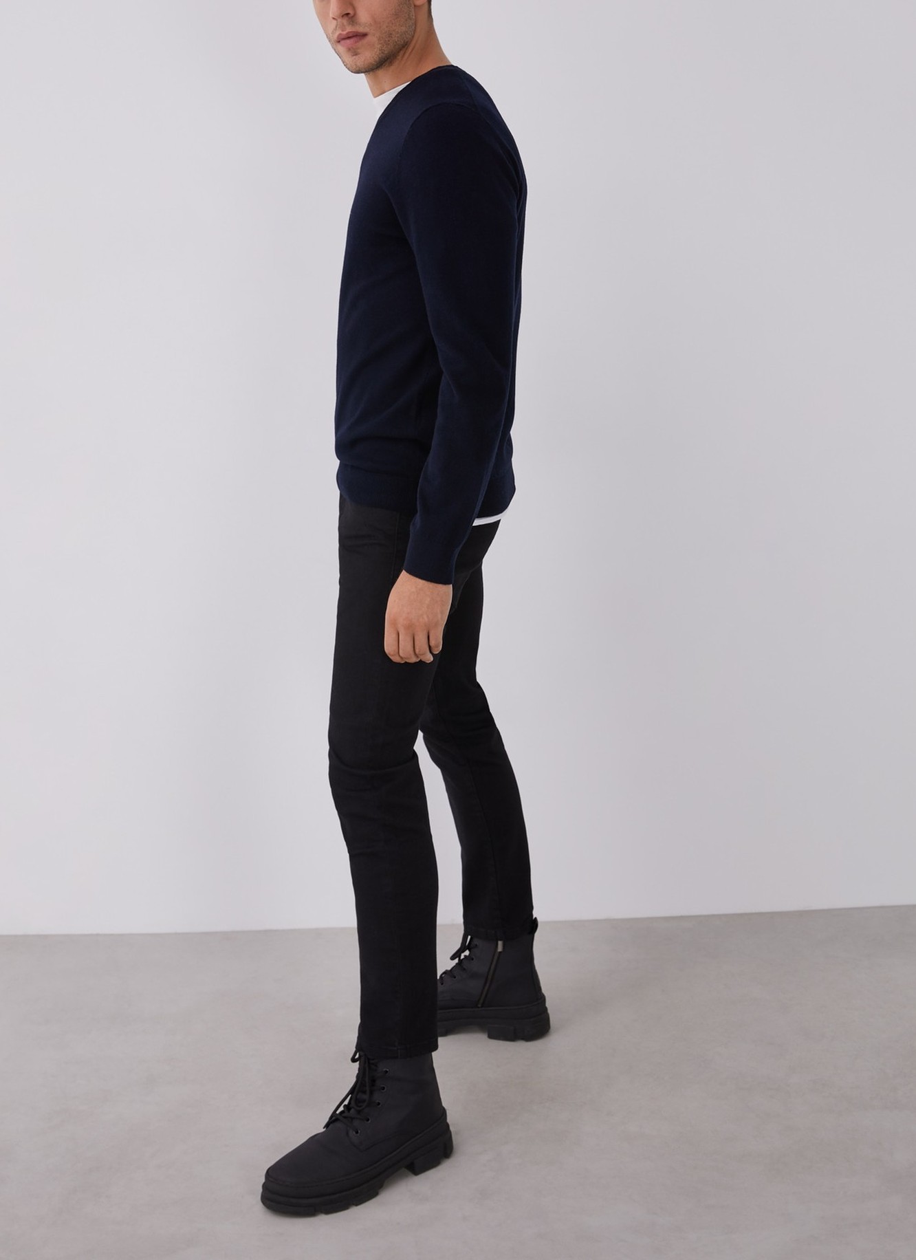 Merino wool sweater with v-neckline image number 3