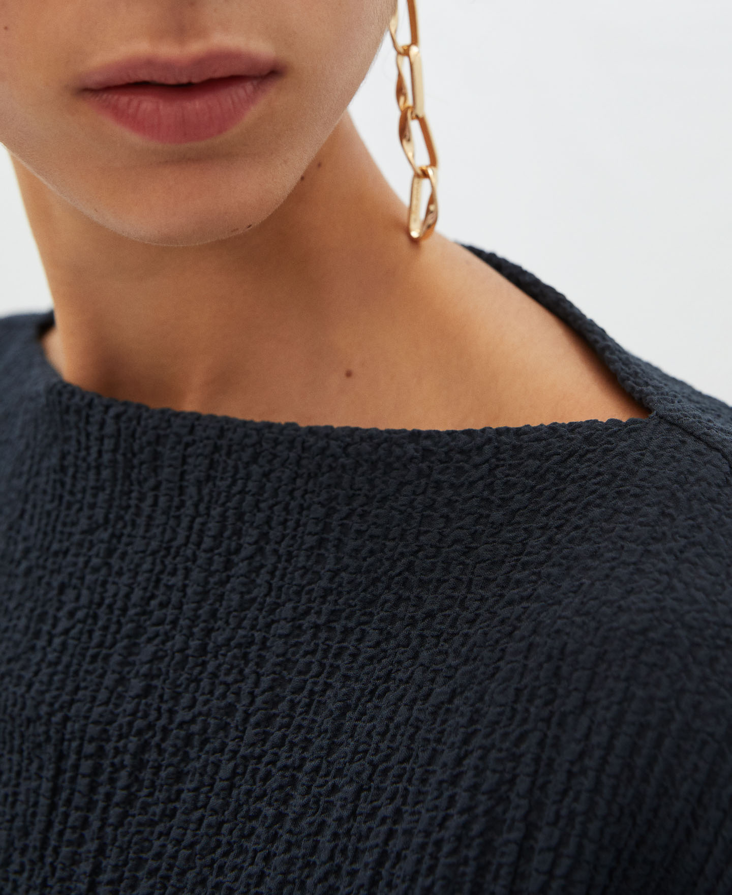 Blusa tejido arrugado con cuello barco image number 3