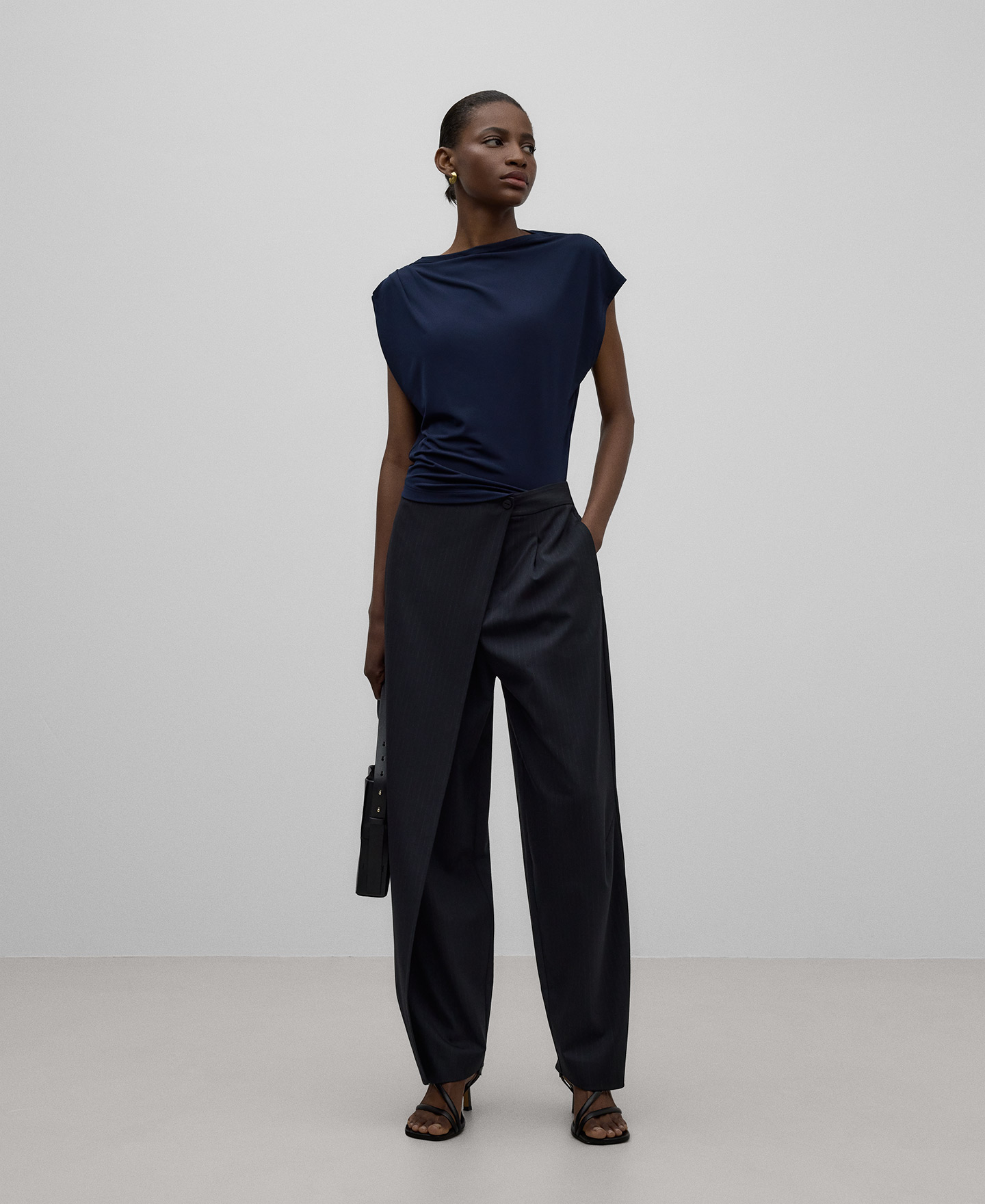 Camiseta hombro drapeado mujer image number 1