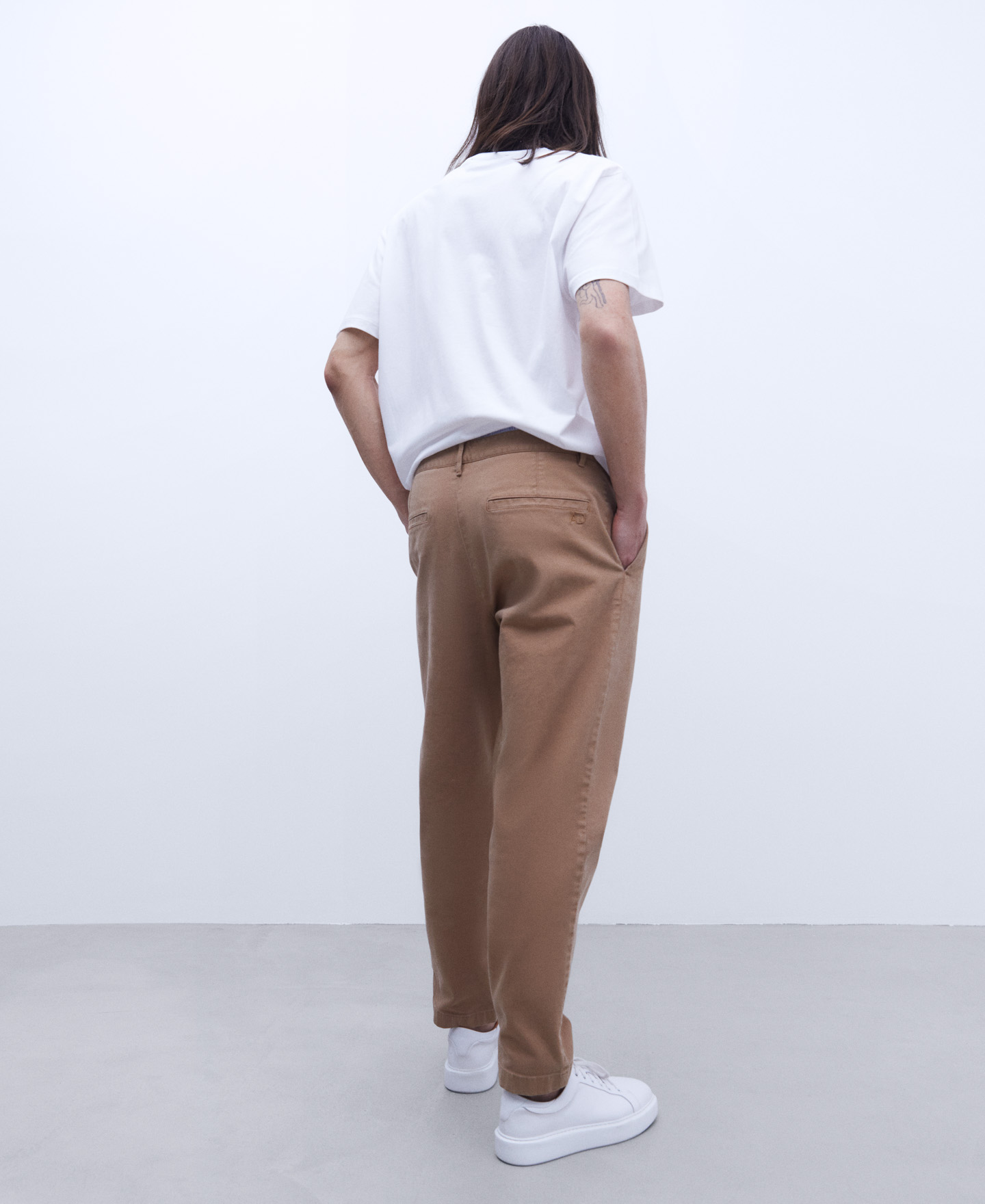 Pantalón chino de pinzas en algodón image number 2