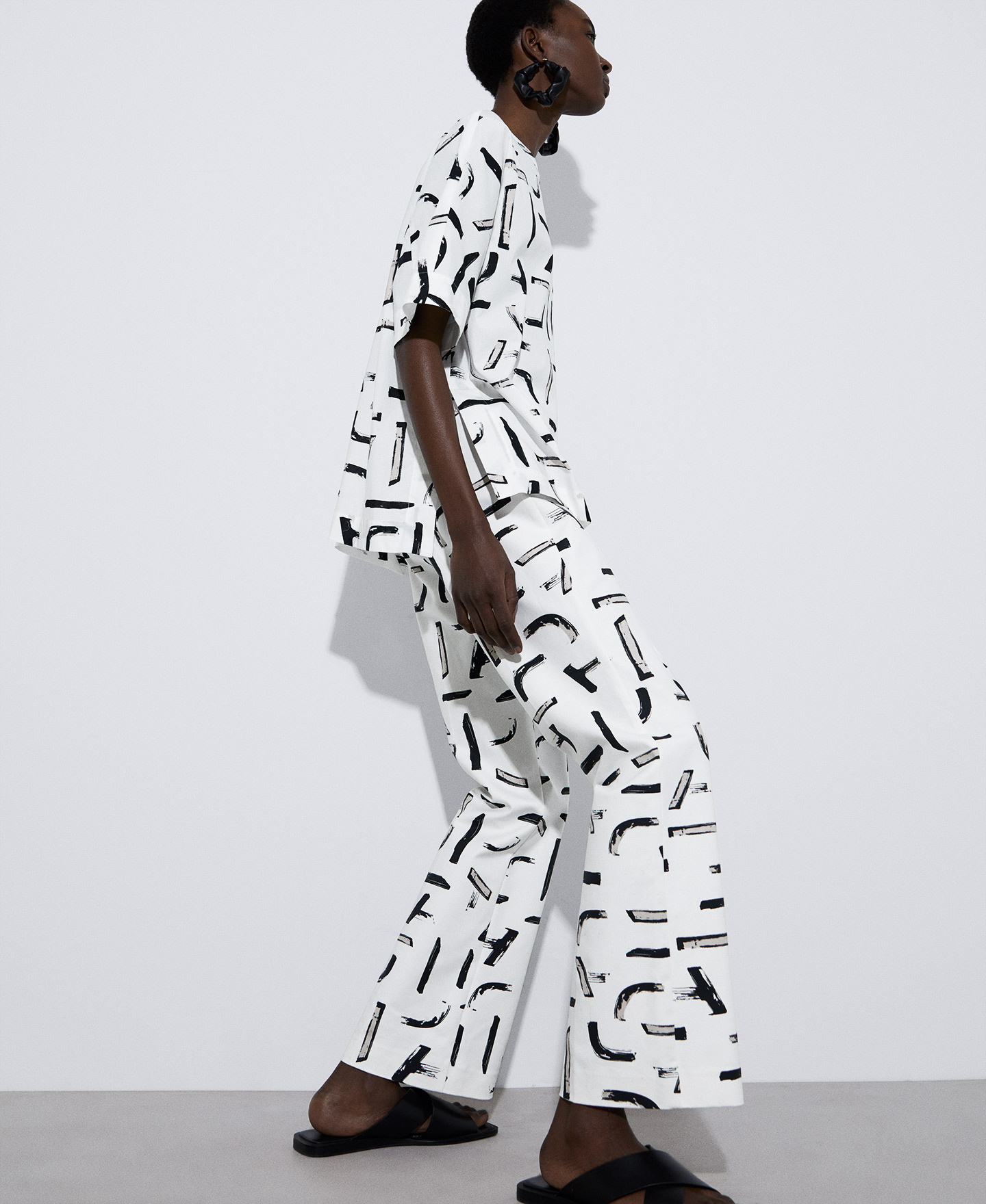 Straight printed trousers image number 3