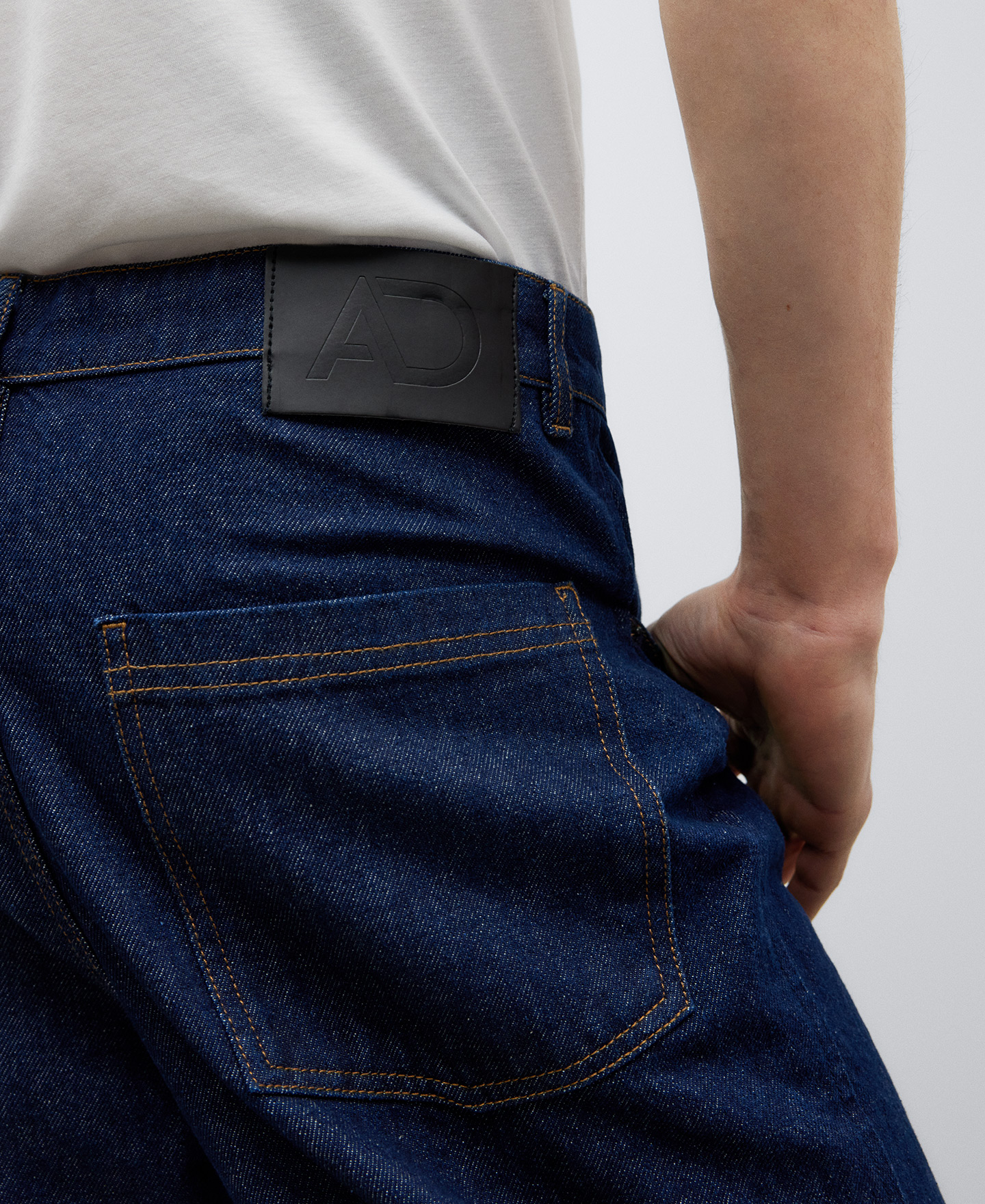 Pantalón denim azul carrot fit hombre image number 3