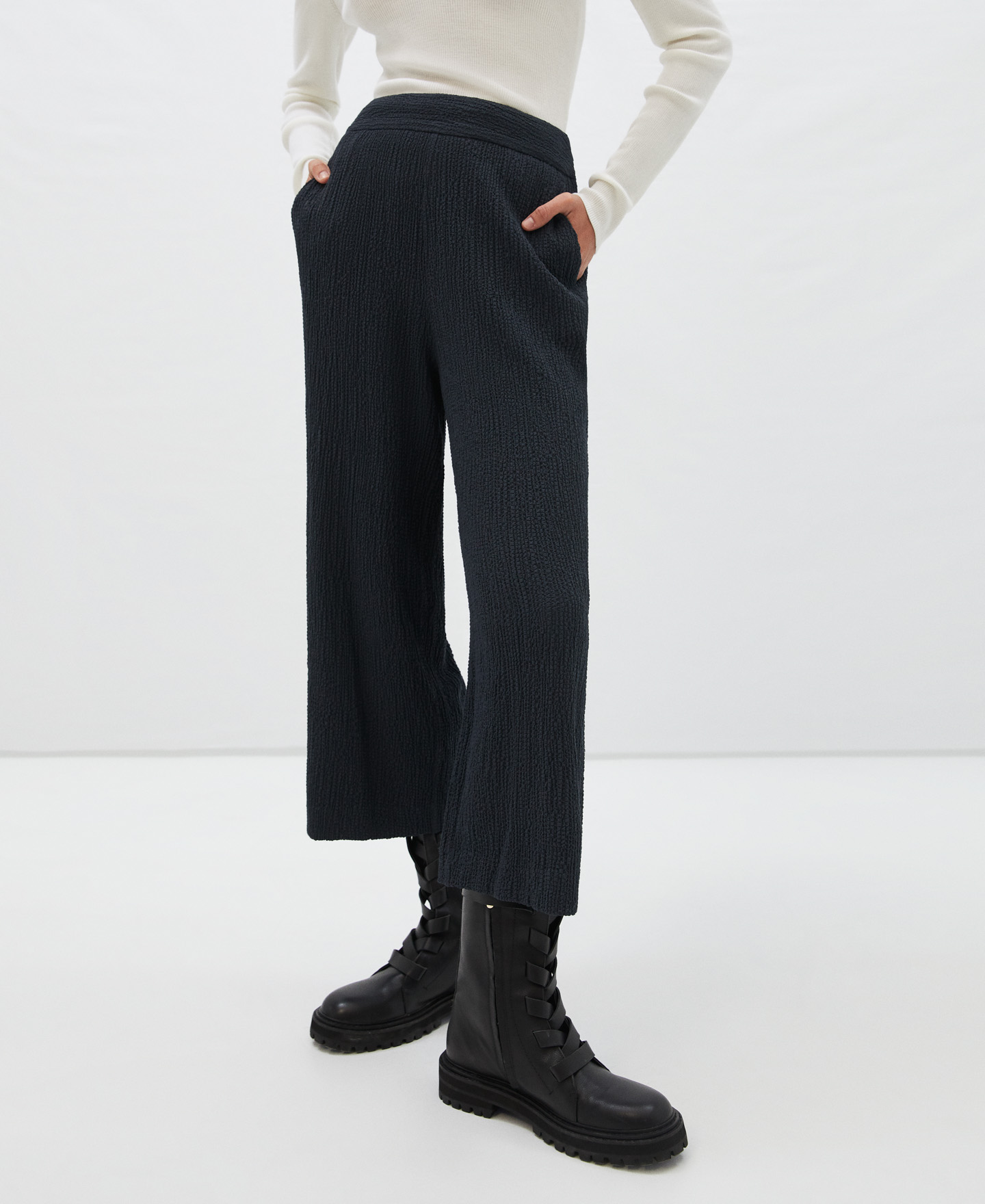 Pantalón crop textura arrugada image number 0