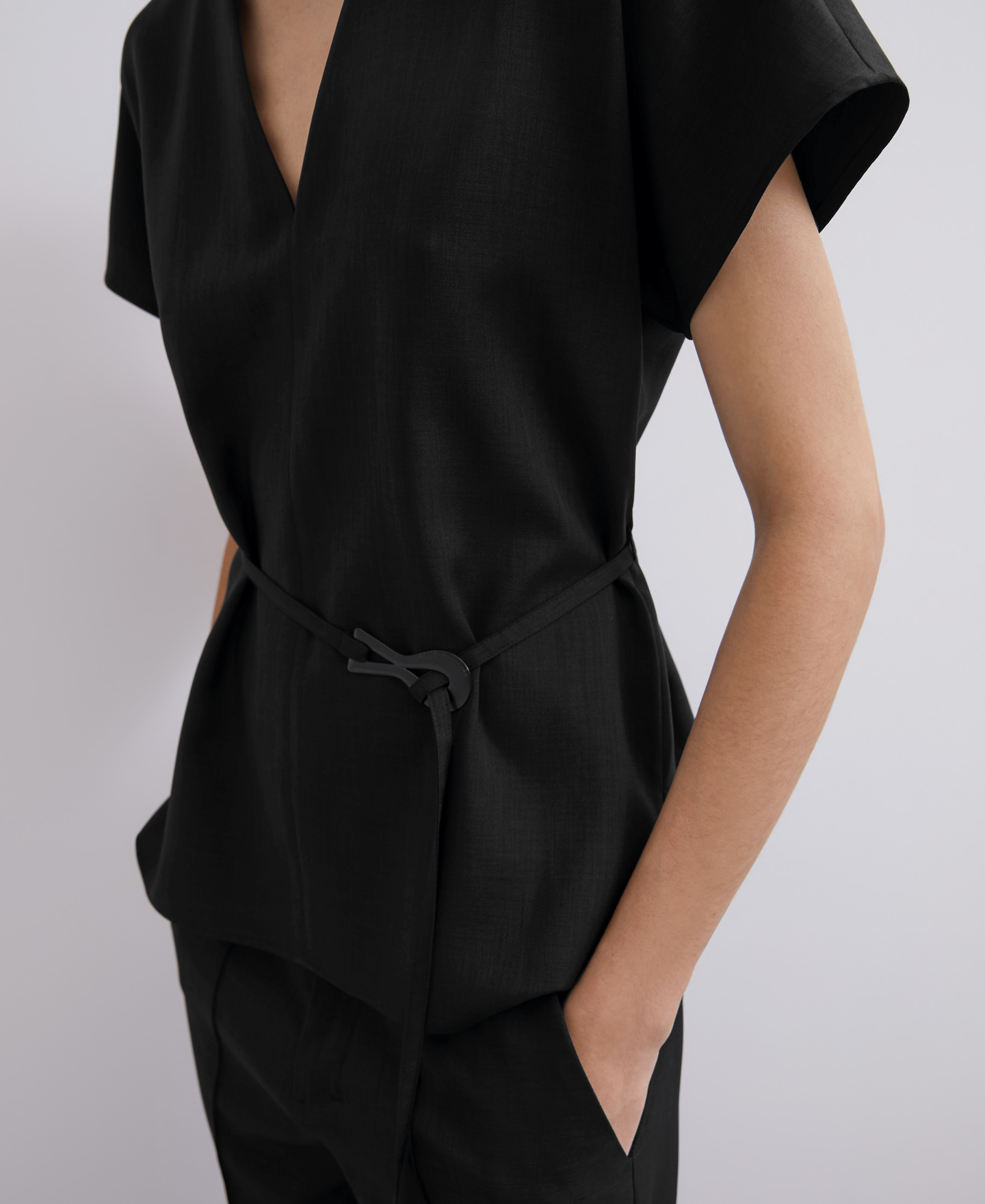 V neckline top with belt image number 3