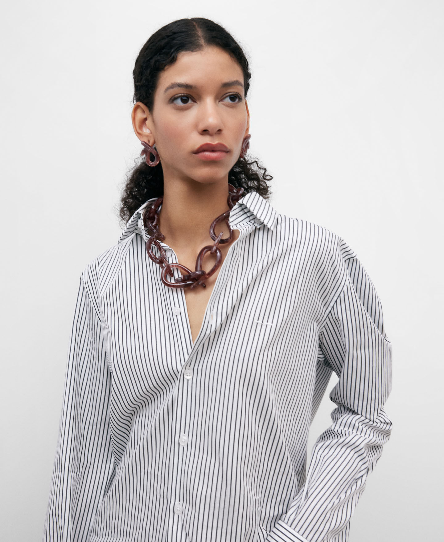 Soltar motif resin necklace image number 3