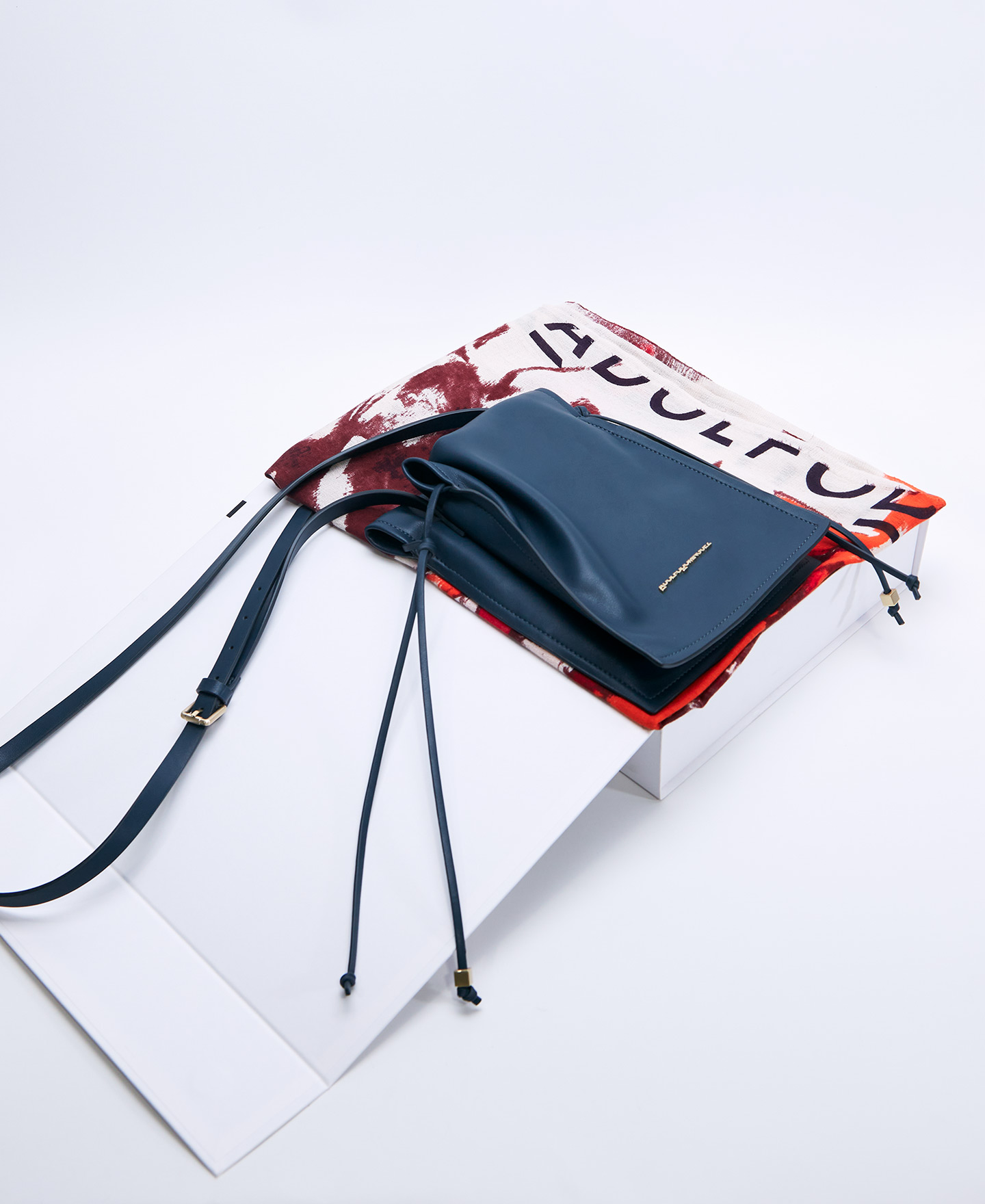 ESCOLHA 1 mala + 1 xaile image number 1