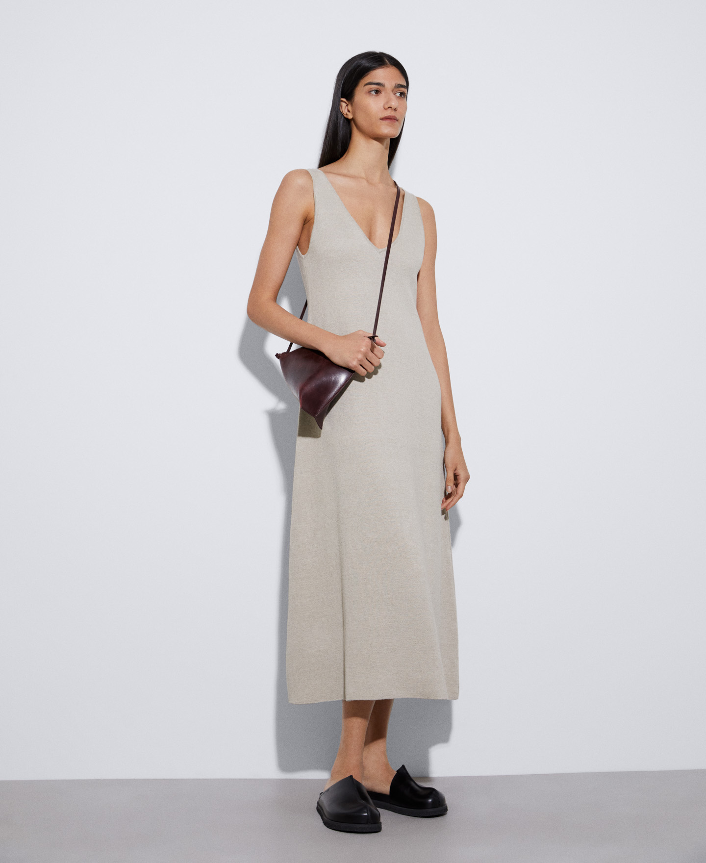 Vestido escote pico en lino image number 1