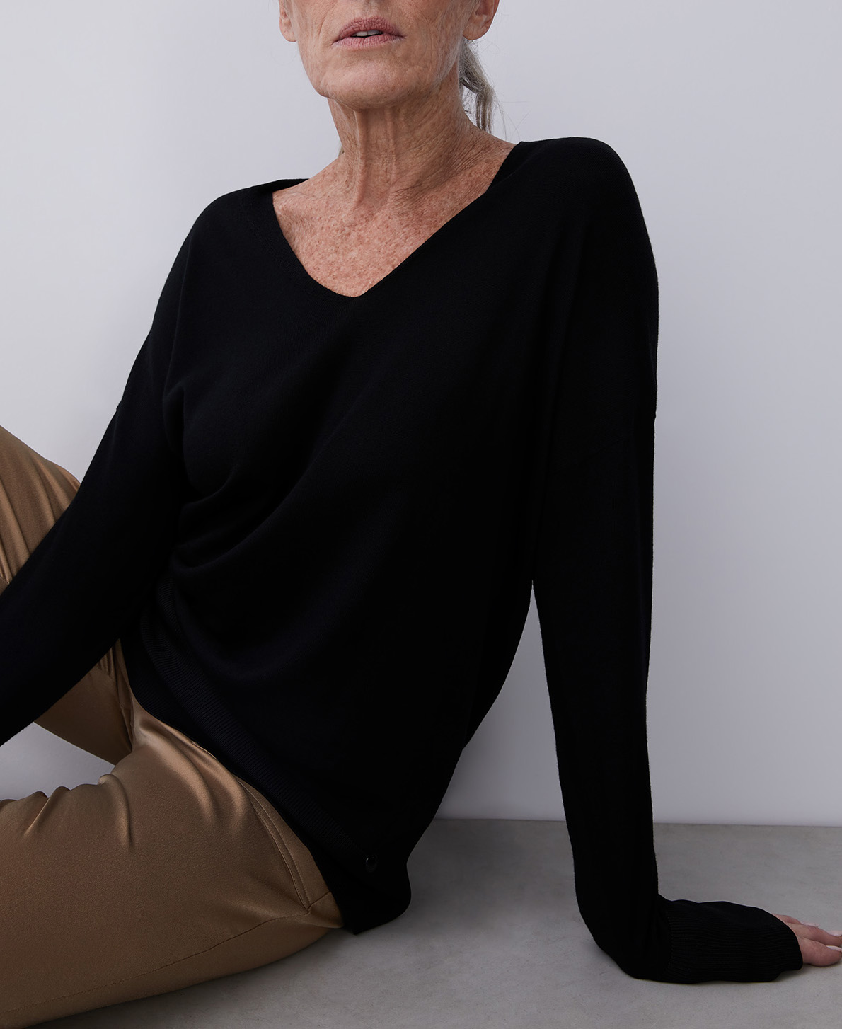 Jersey fino en lana merino y escote pico image number 4
