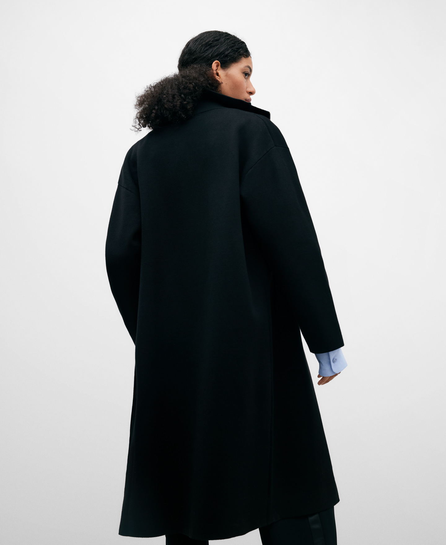 Abrigo largo de punto cuello alto mujer image number 2