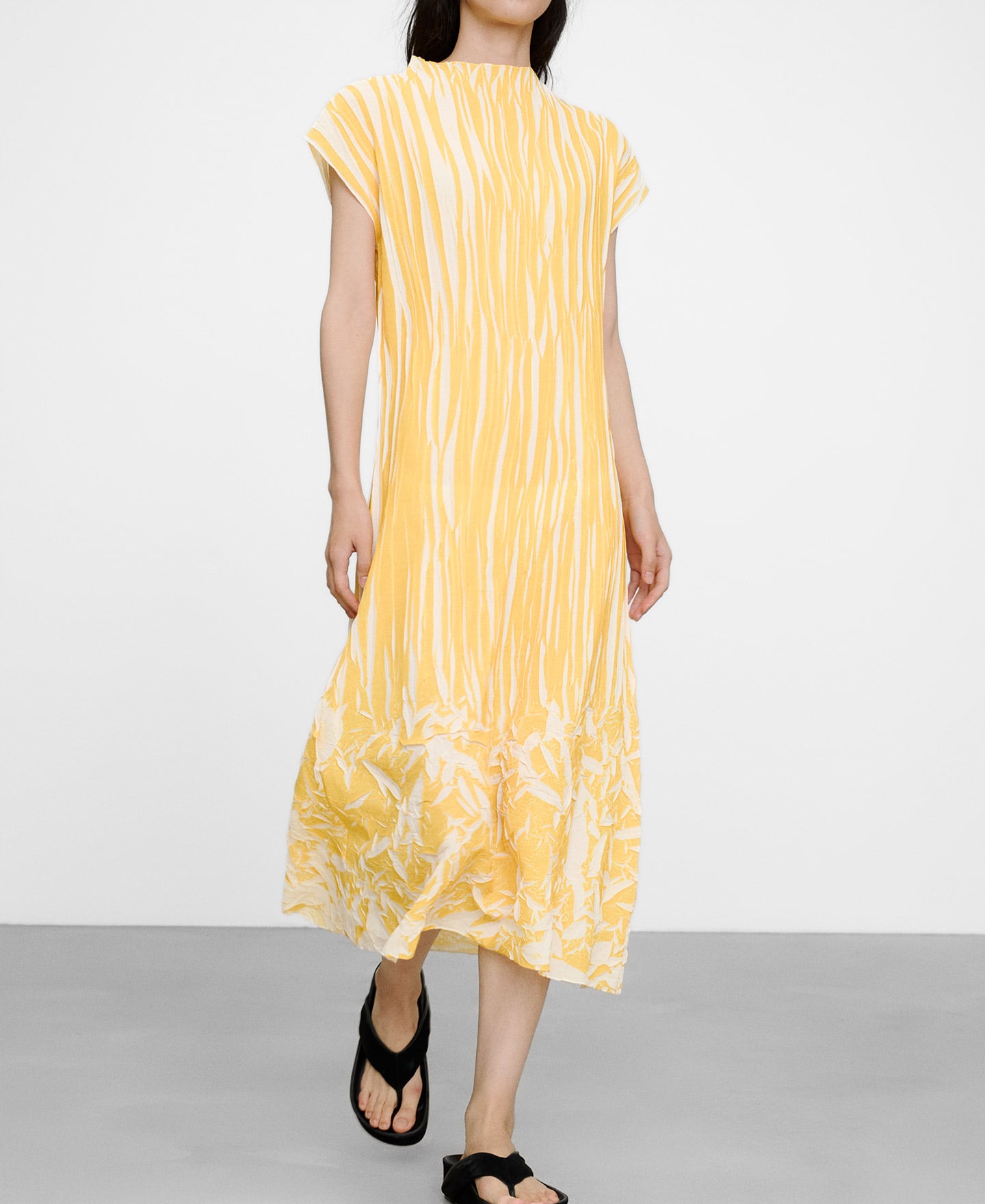 Vestido midi bicolor plisado irregular image number 0