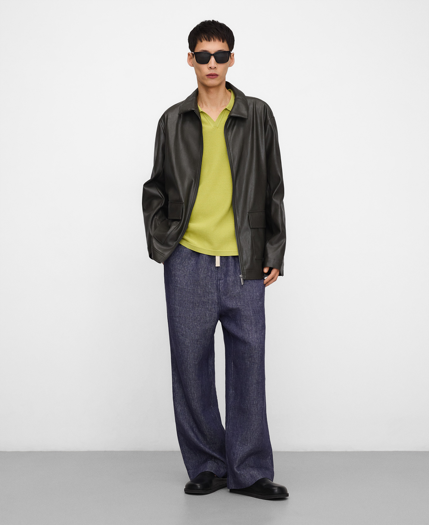 V-neck structured knit polo shirt image number 1