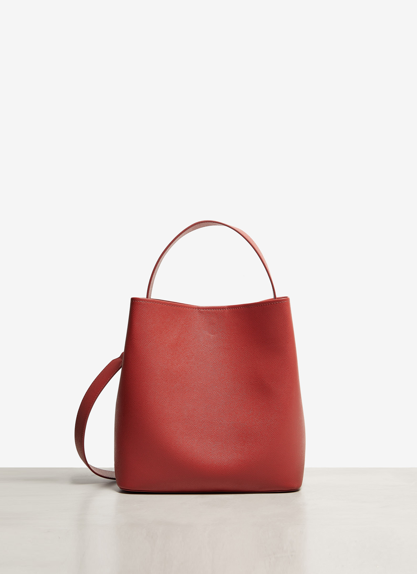Bolso cubo efecto saffiano image number 4