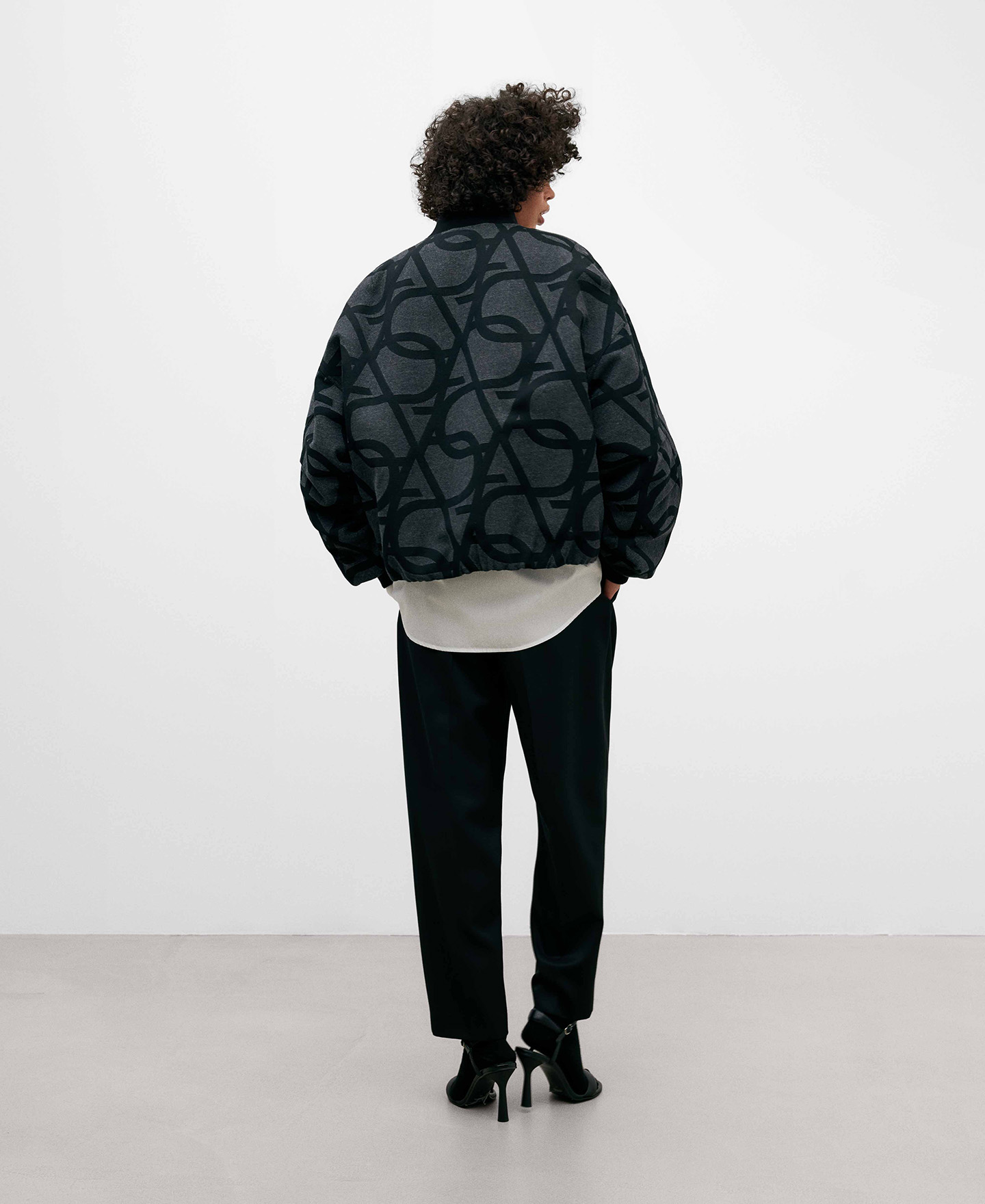 Bomber motivo monograma mujer image number 2