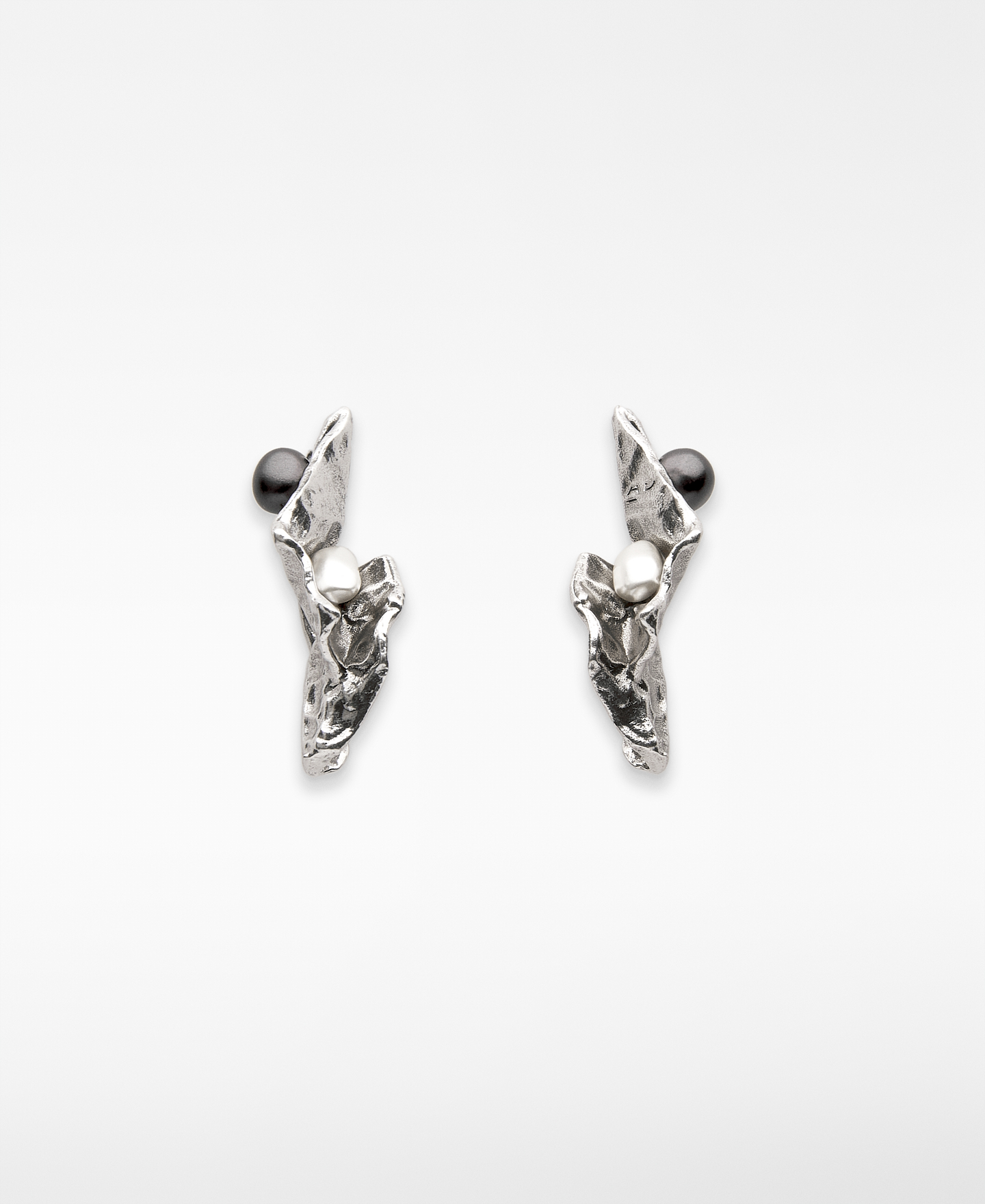 Metal earrings with pearl woman image number 0