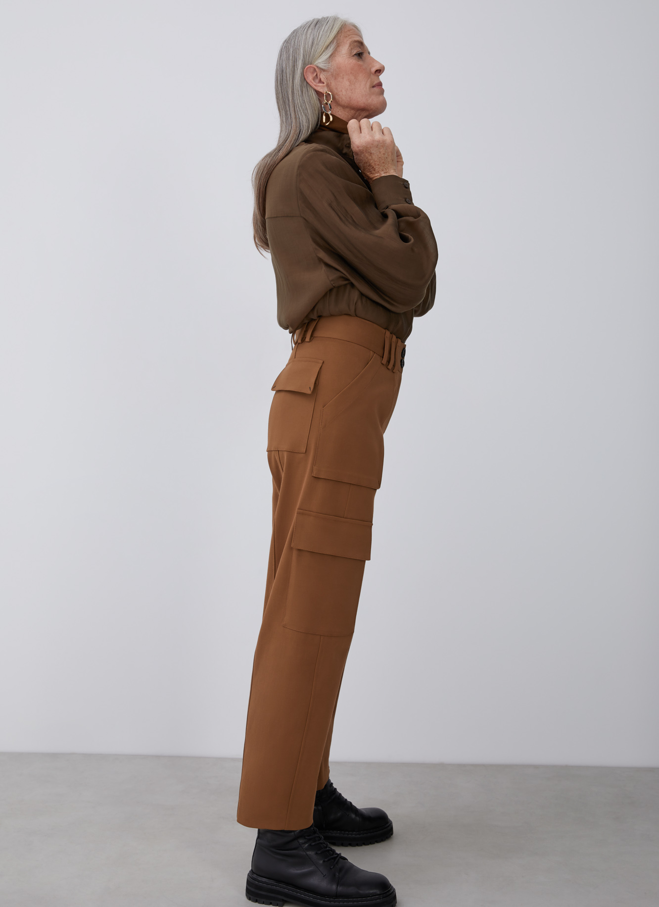 Cargo trousers with maxi pockets image number 4
