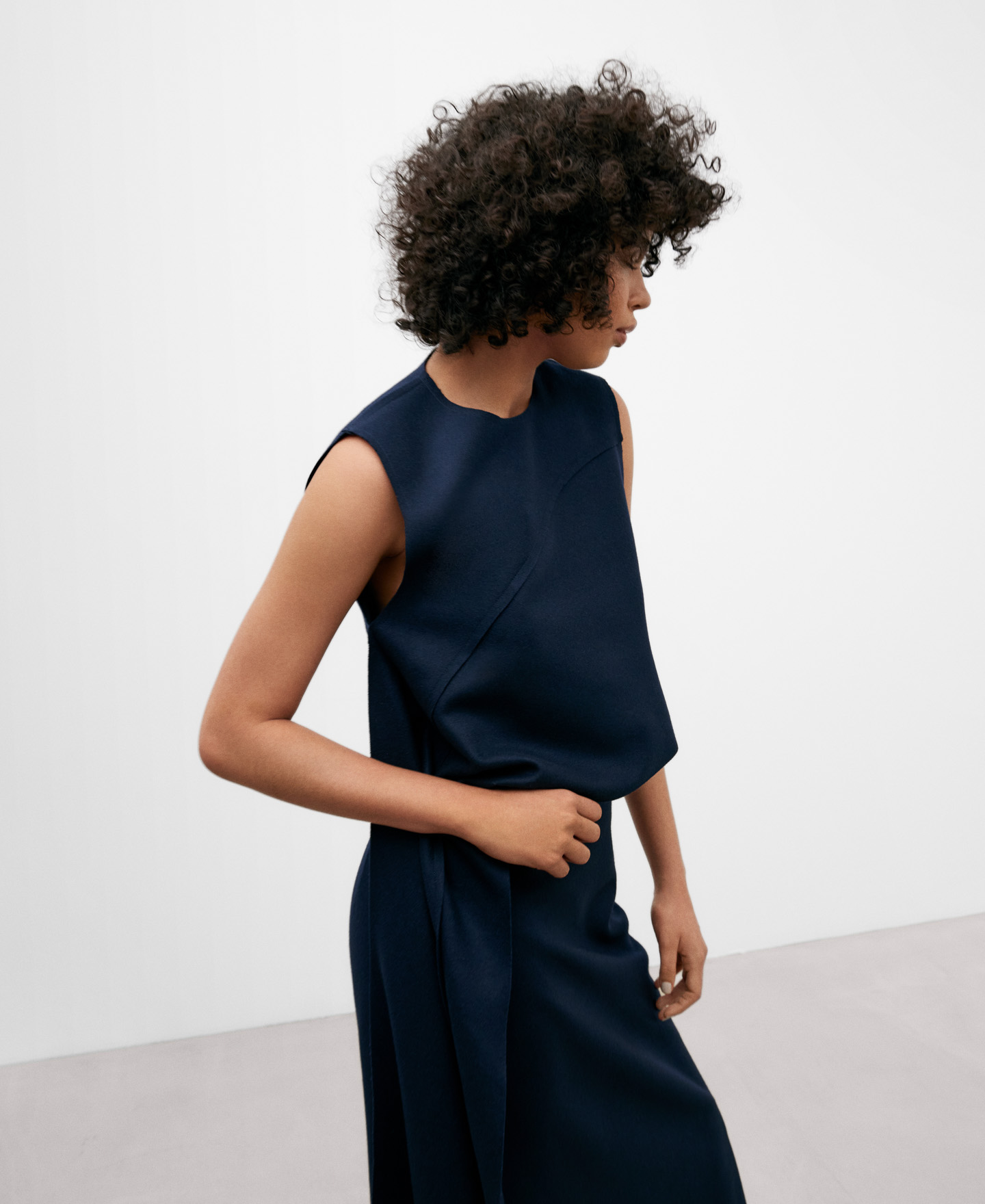 Top tejido lana para mujer azul marino image number 3