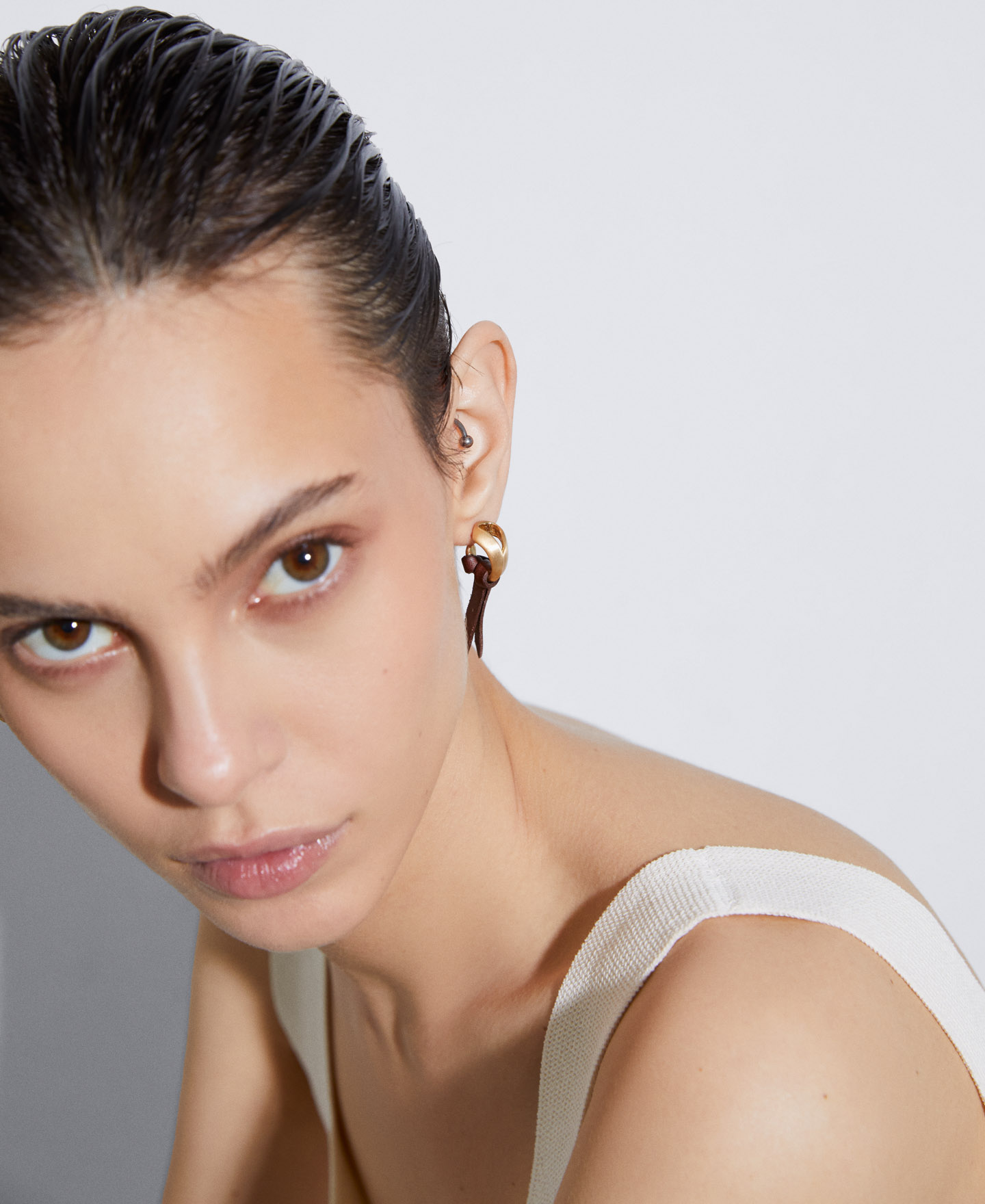 Leather and metal earrings image number 3