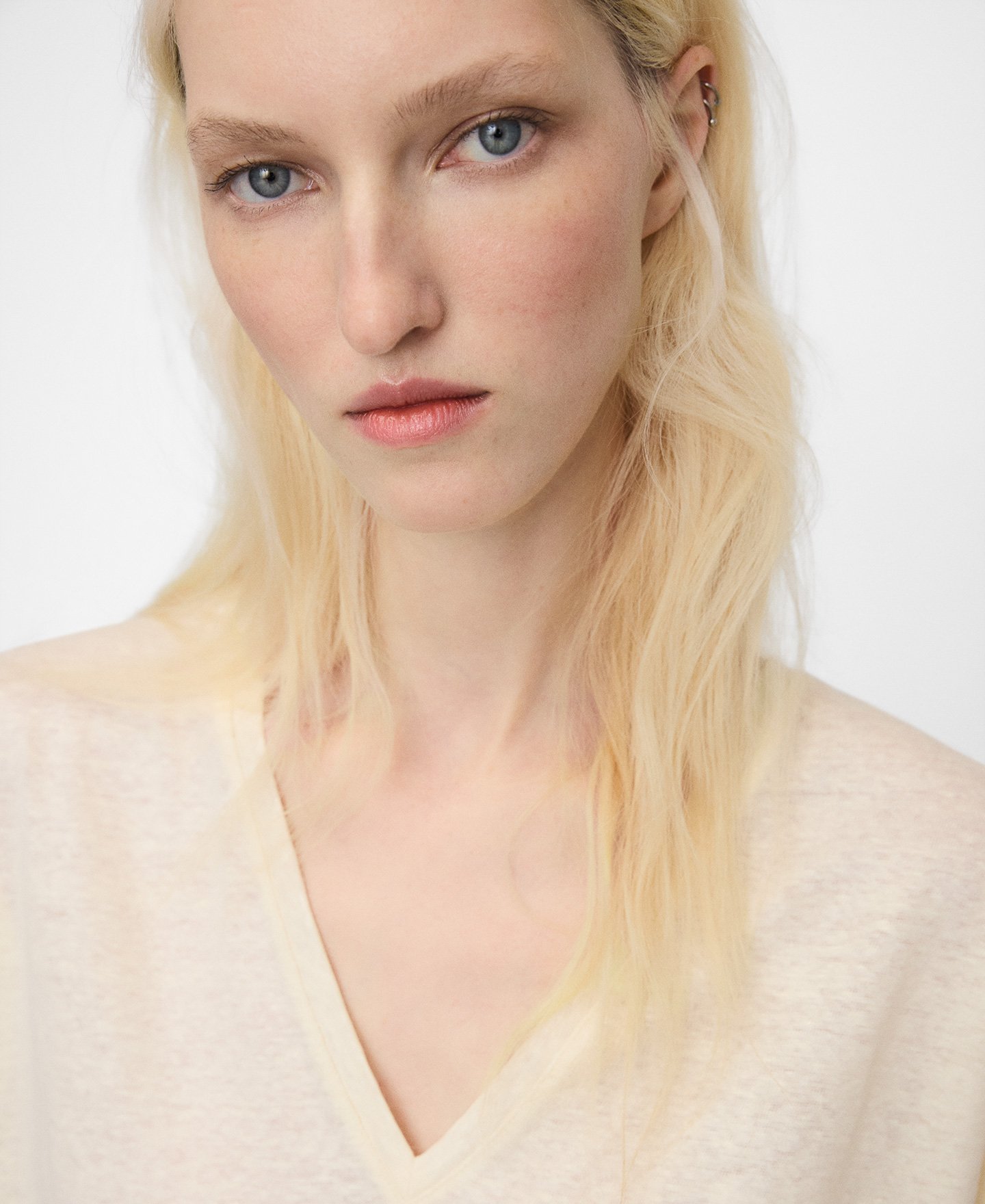 Gerades T-Shirt mit V-Ausschnitt aus europ&auml;ischem Leinen image number 3