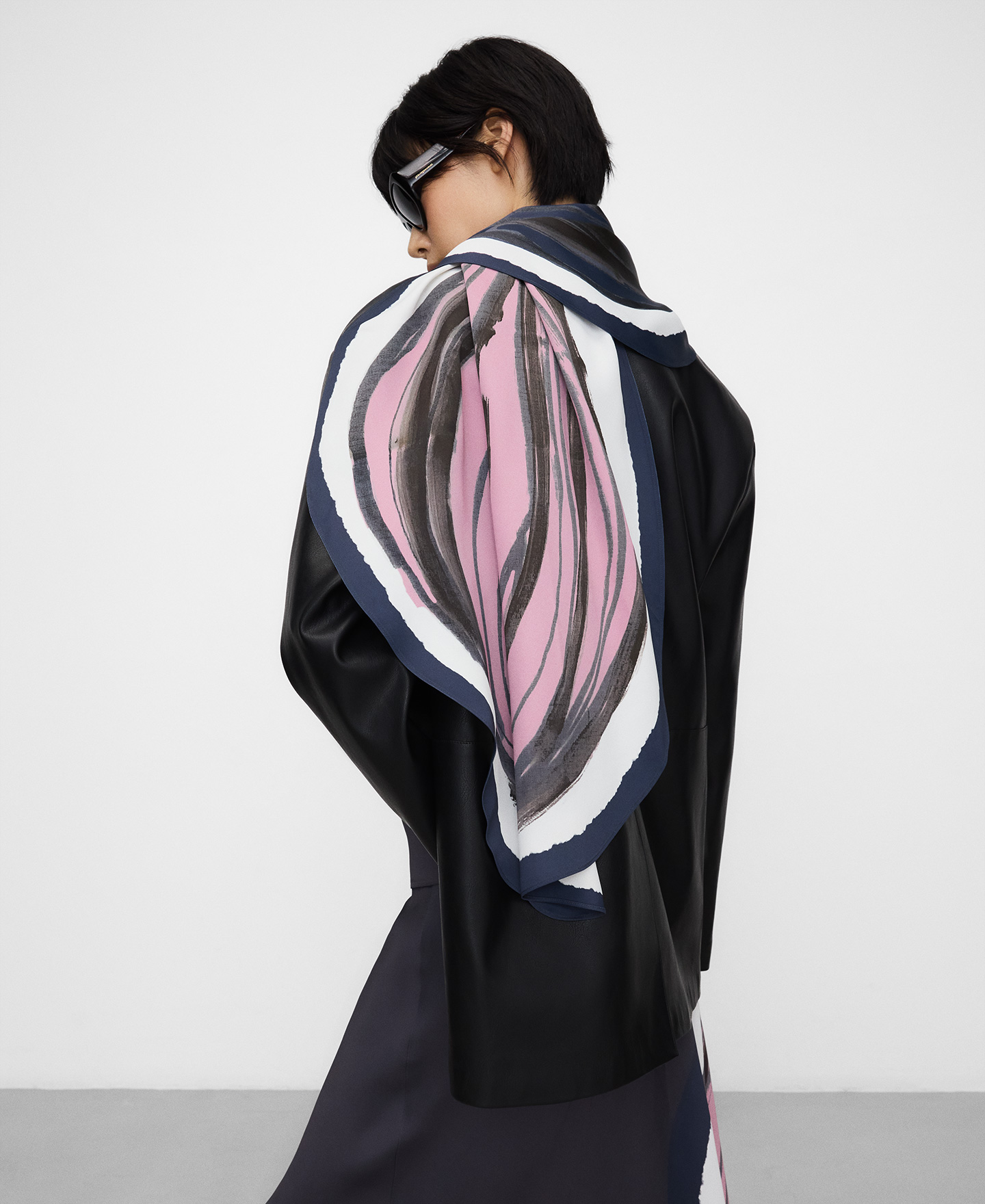 Printed top with a scarf neck image number 3