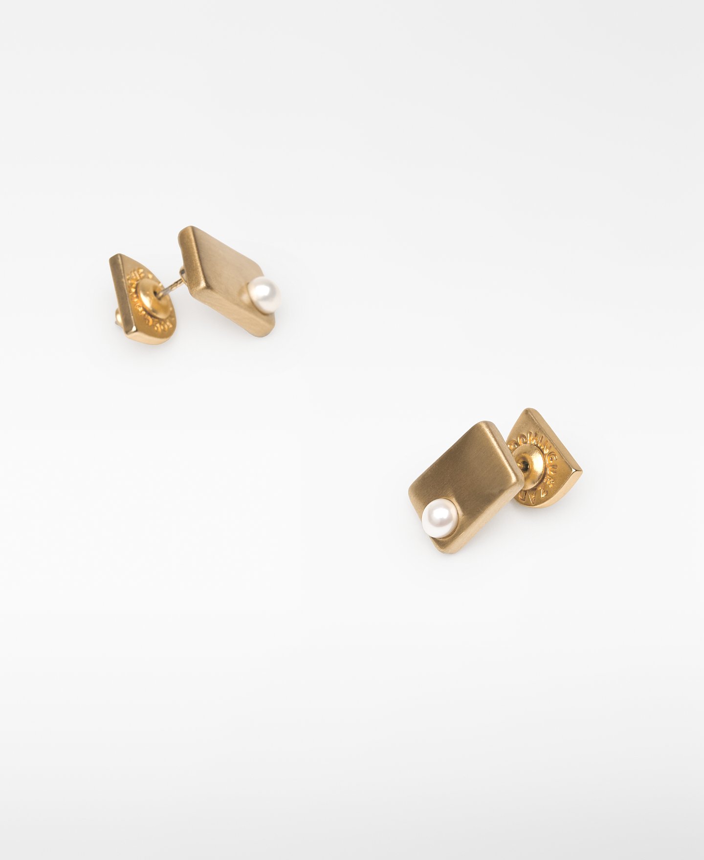 Square earrings with pearl woman image number 2