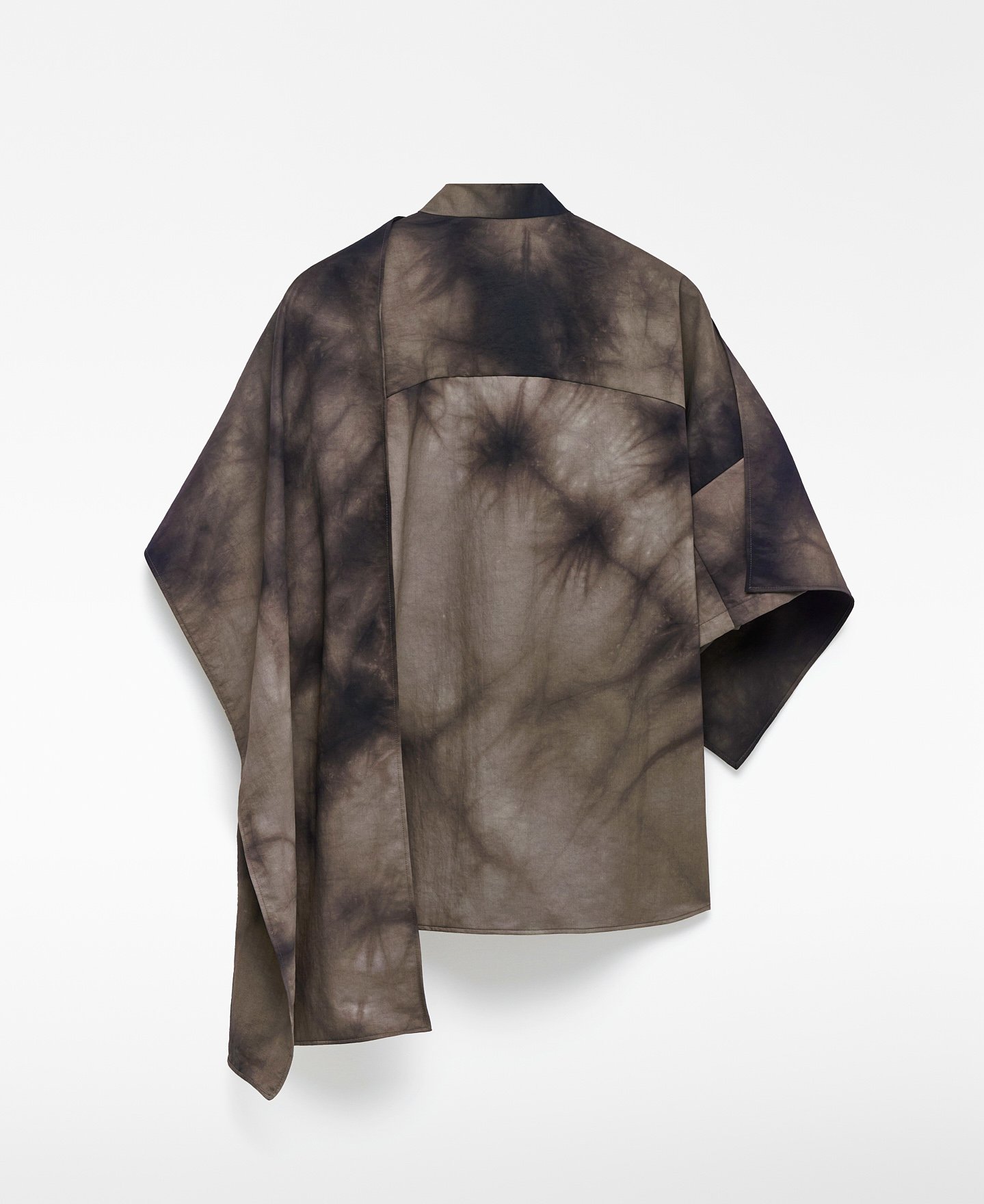 Camisa tie dye con chal hombre image number 5