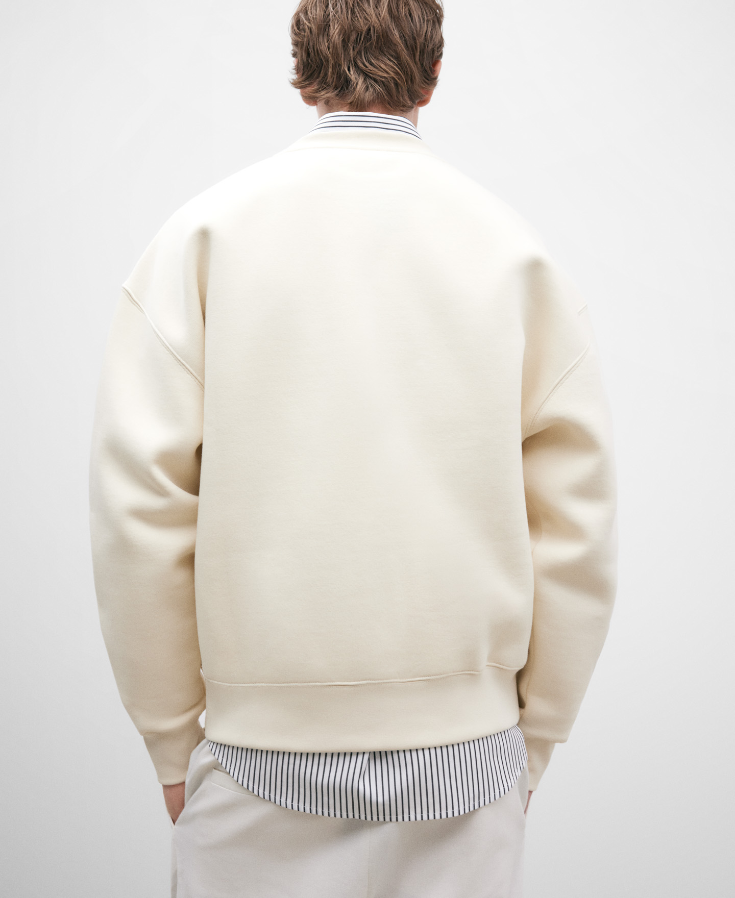 Sudadera cuello caja color crudo image number 2