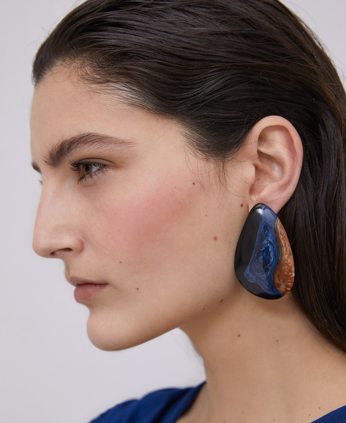 Semicircular blue resin earrings image number 3