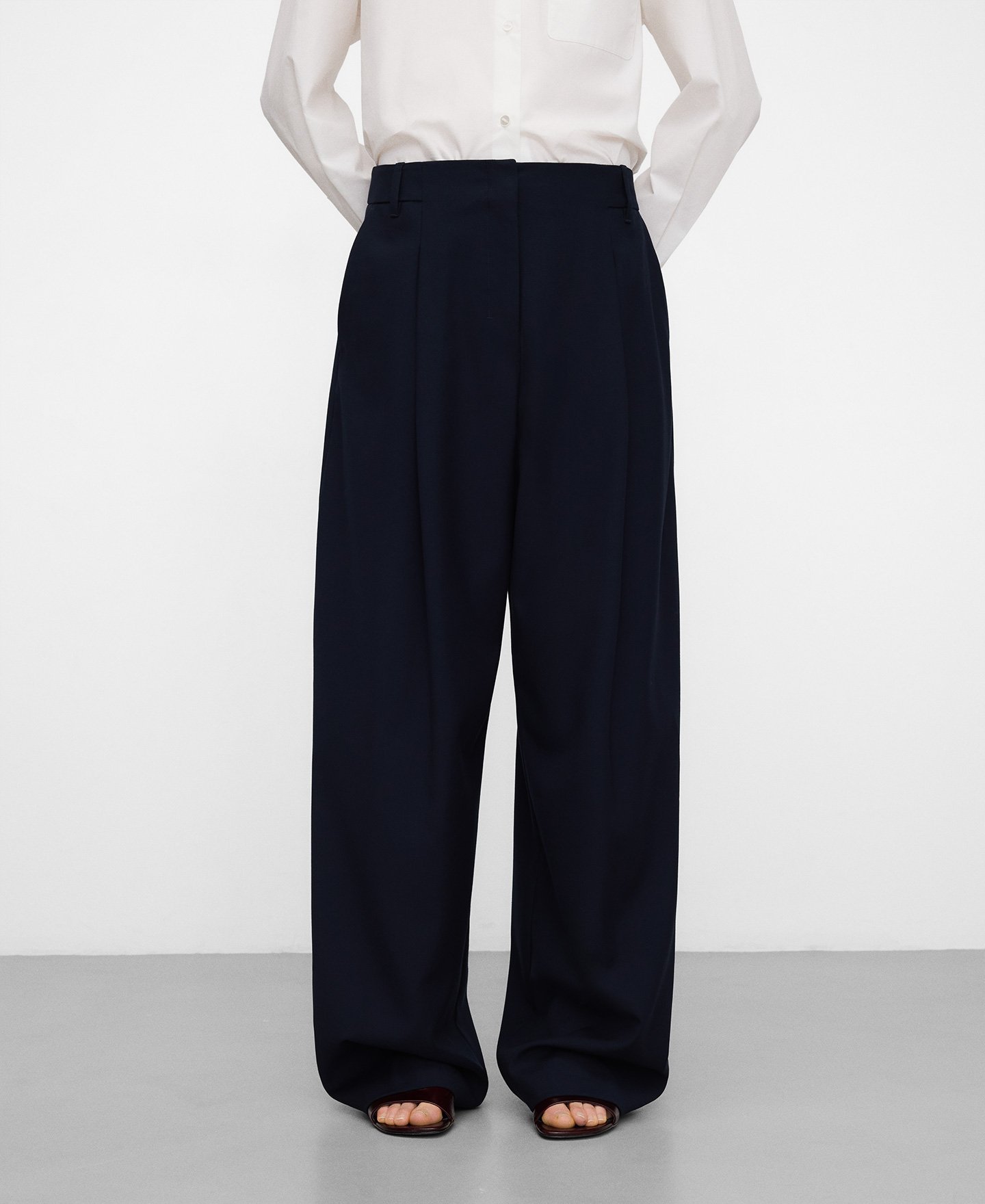 Pantal&oacute;n barrel fit pliegues image number 0