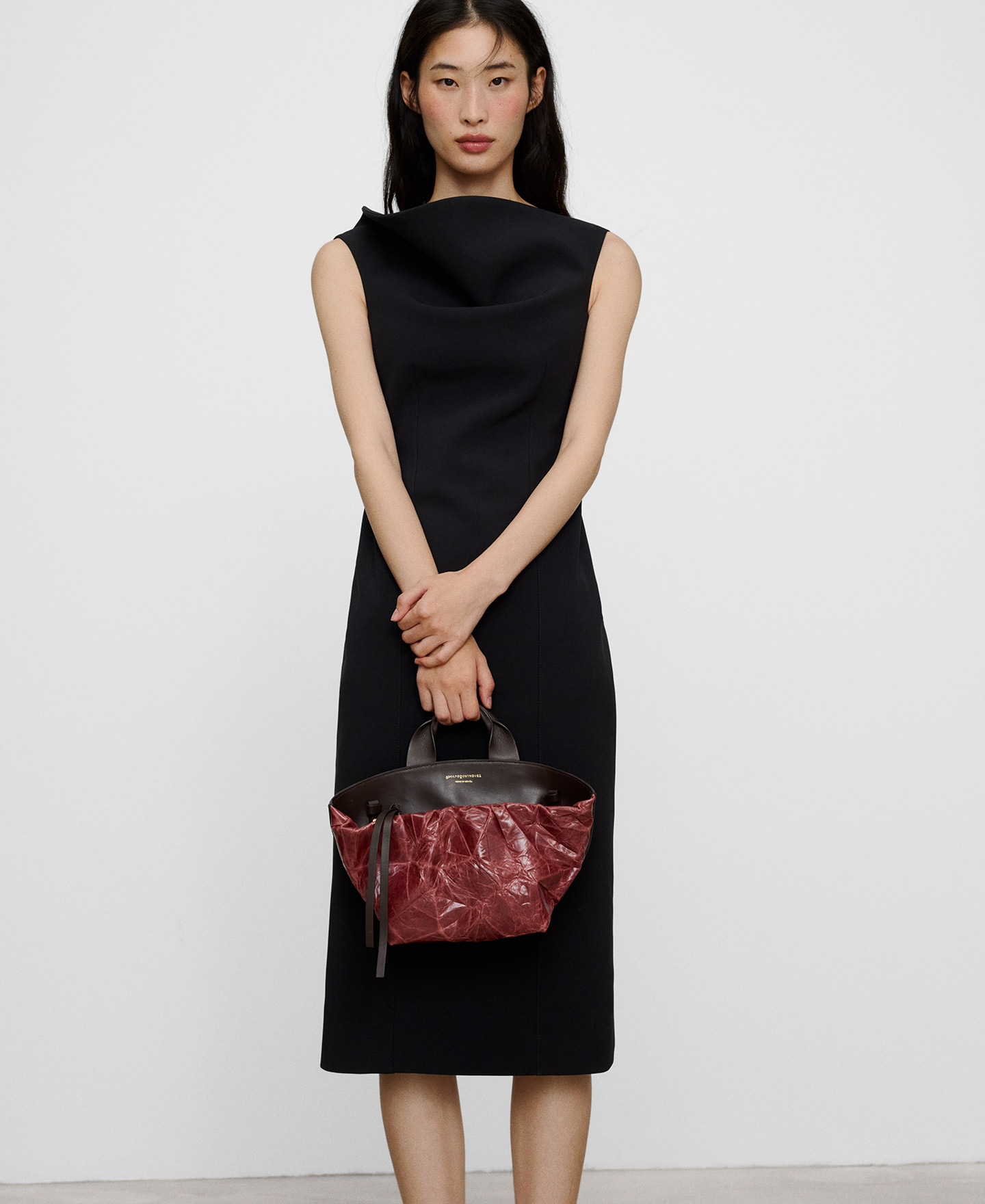 Eng anliegendes Midikleid mit gerafftem Ausschnitt image number 0