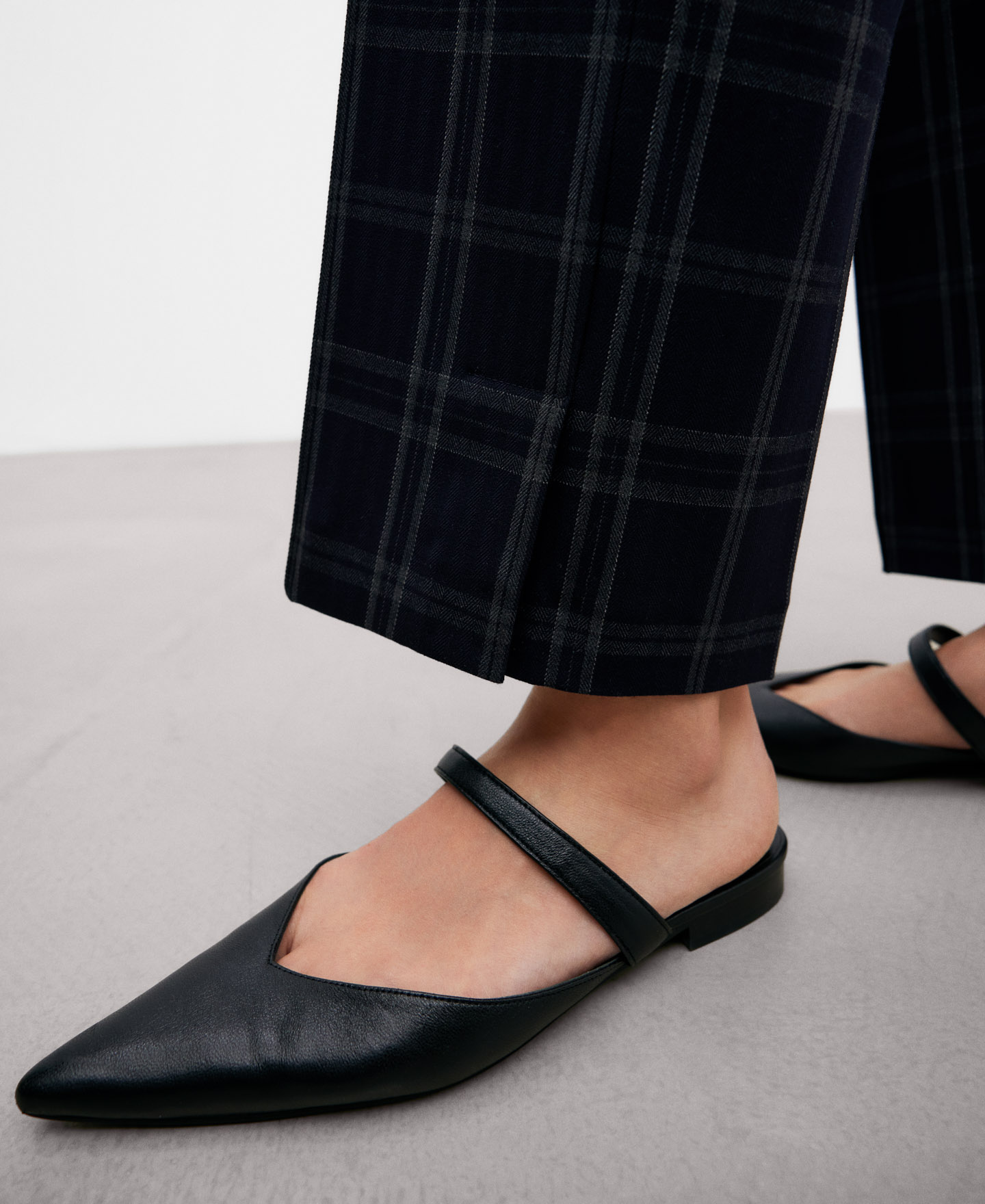Checkered print slim fit trousers women image number 3