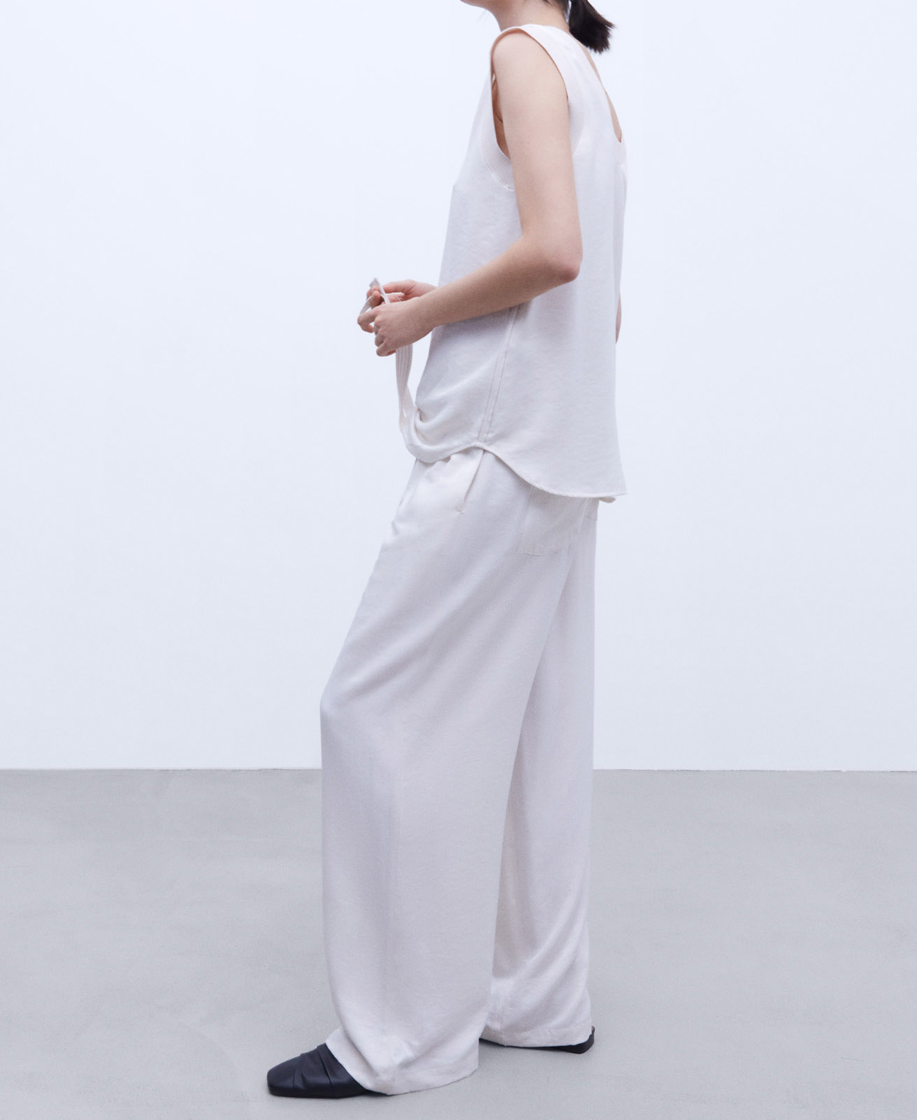 Round collar t-shirt image number 3