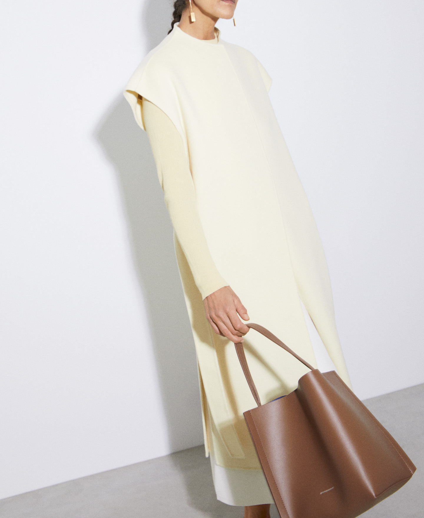 Responsible leather bucket bag image number 4