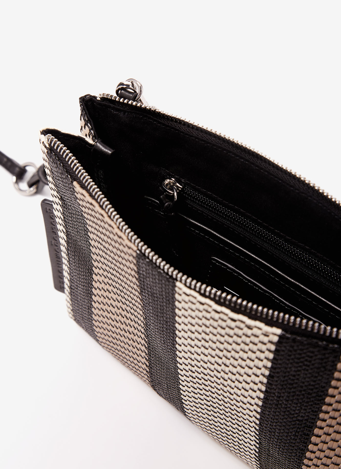 Clutch de rayas en efecto rafia image number 2