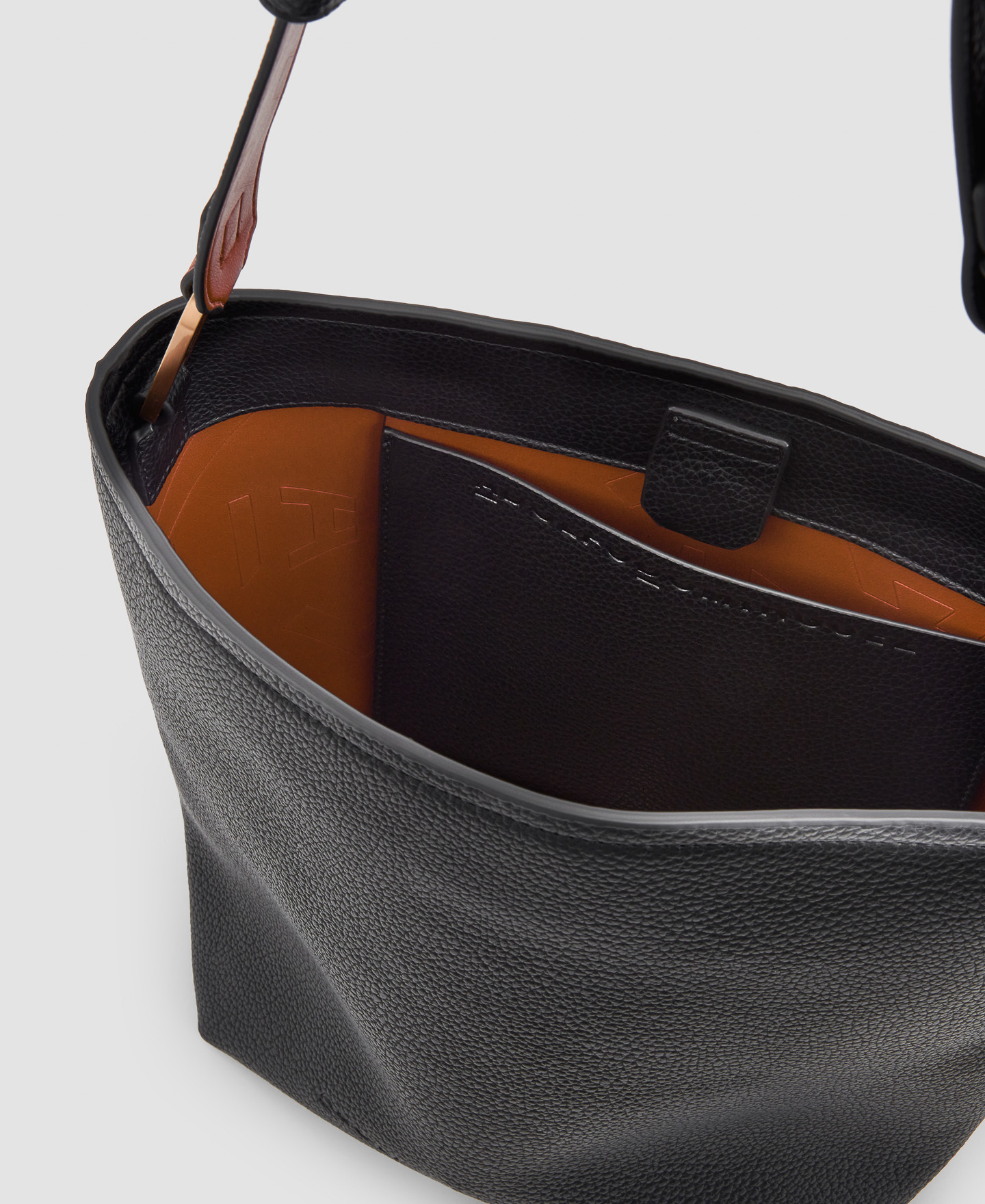 Bolso en materiales reciclados image number 3