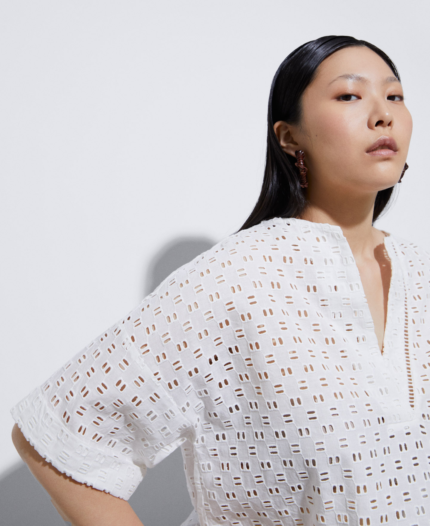 Camisa bordado con escote pico image number 3
