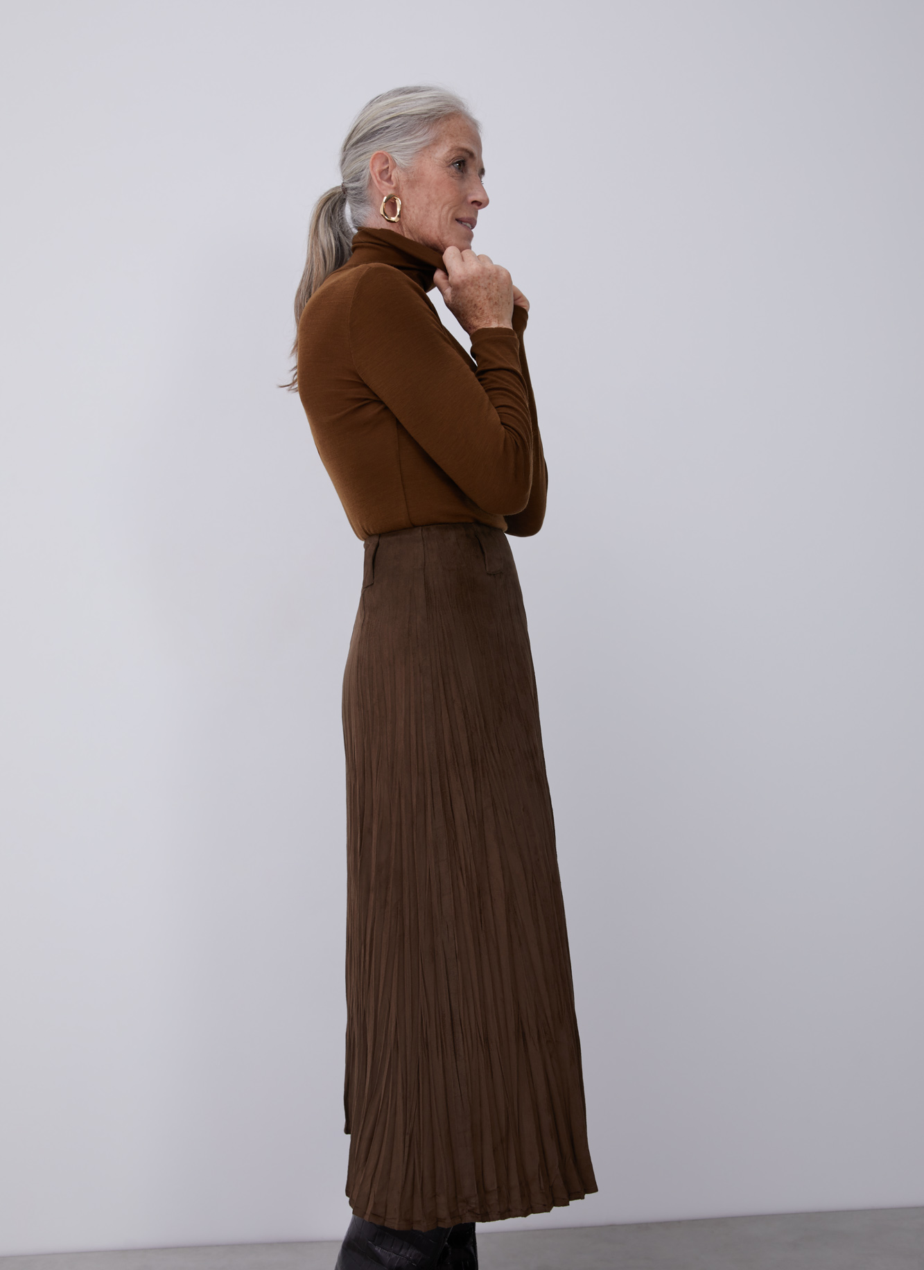 Wrinkled suedette midi skirt image number 3