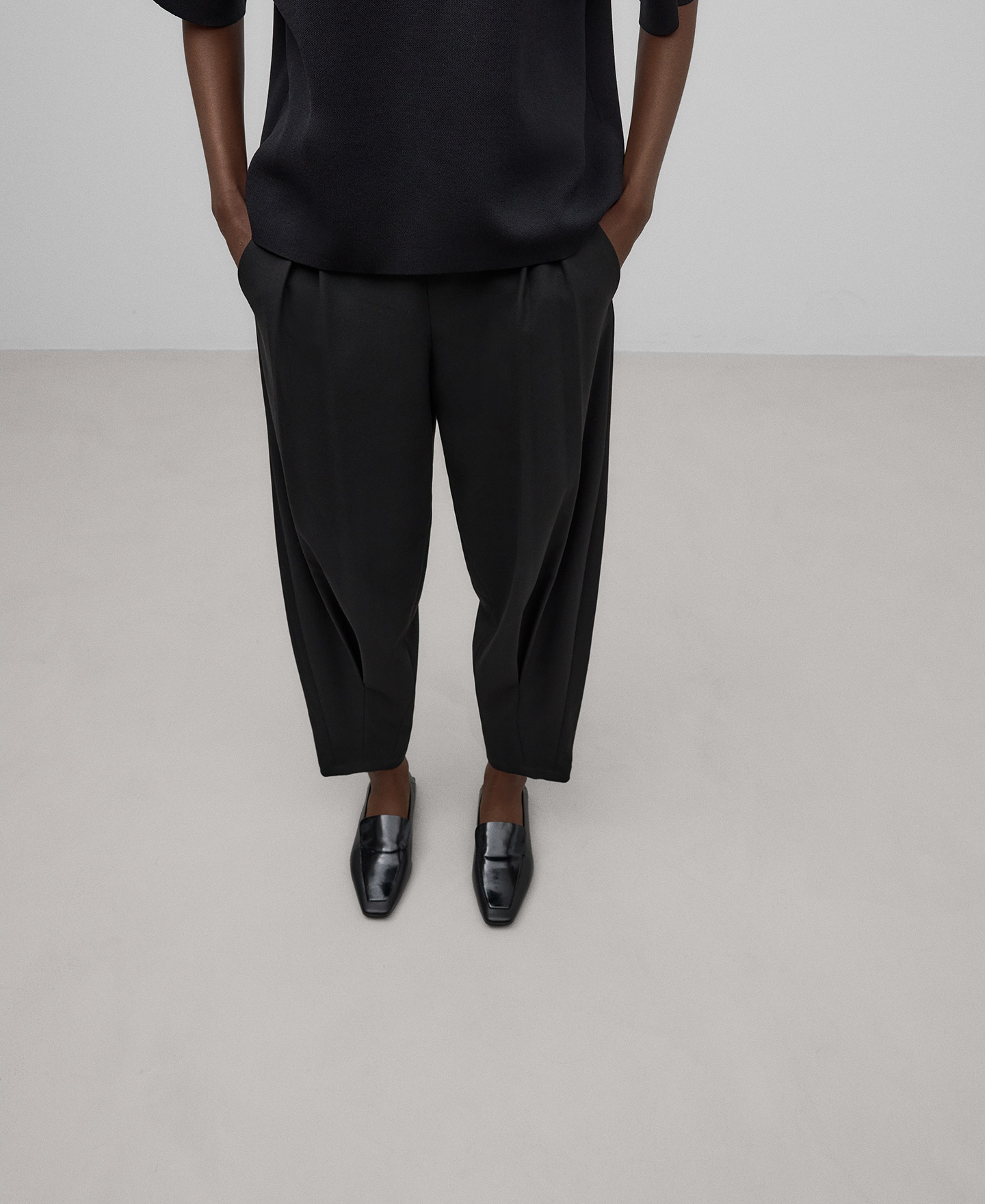 Pantal&oacute;n jogger corte frontal mujer image number 0