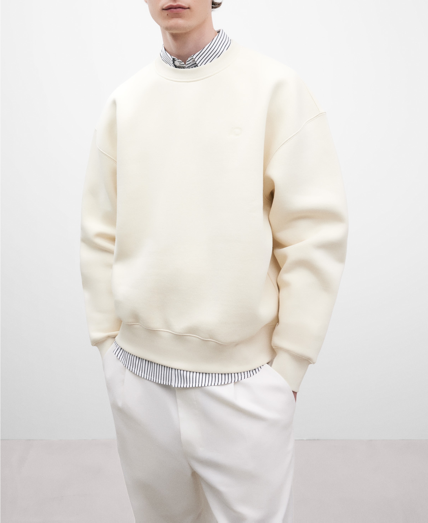 Sudadera cuello caja color crudo image number 0