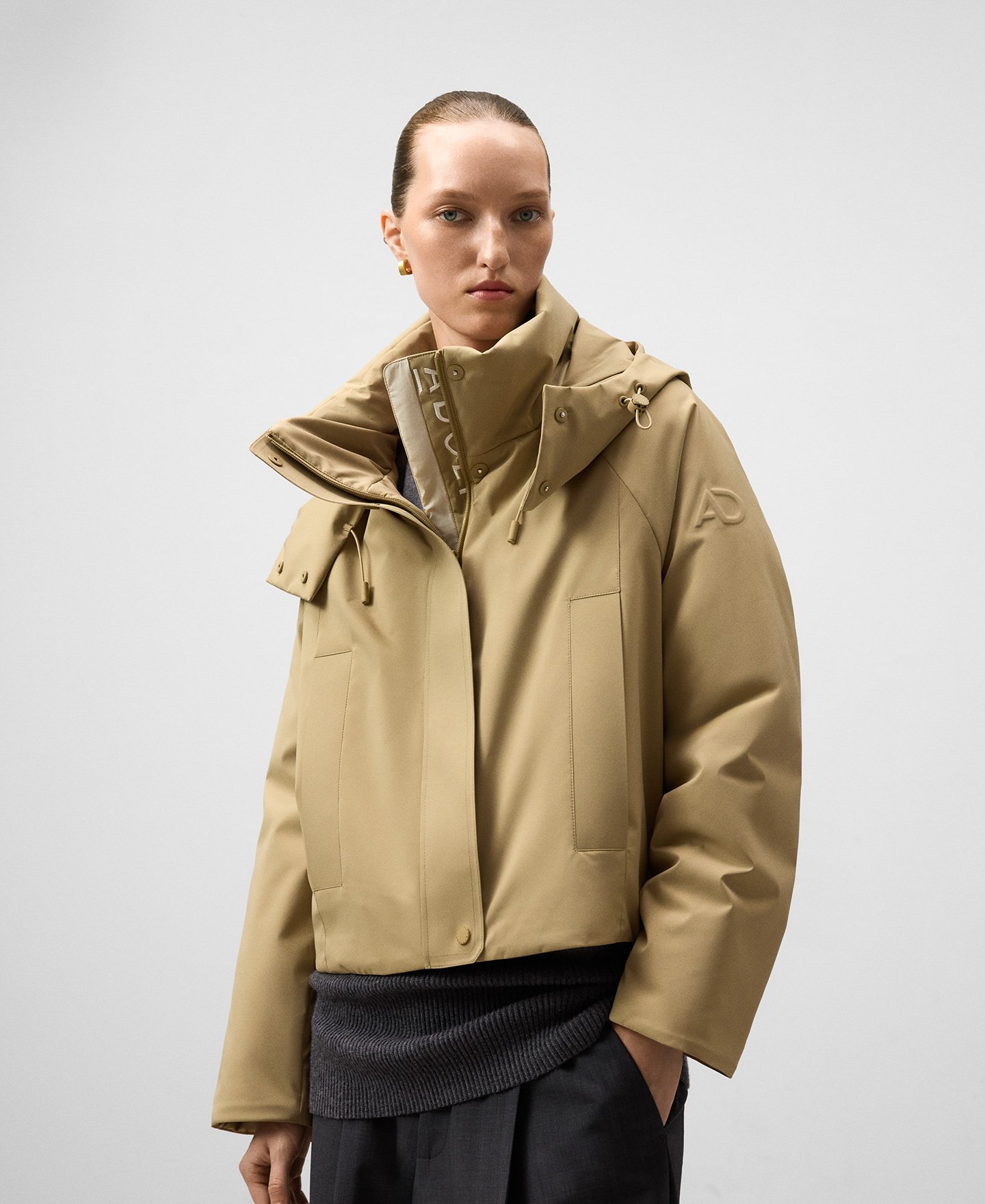 Parka corta con capucha mujer image number 0