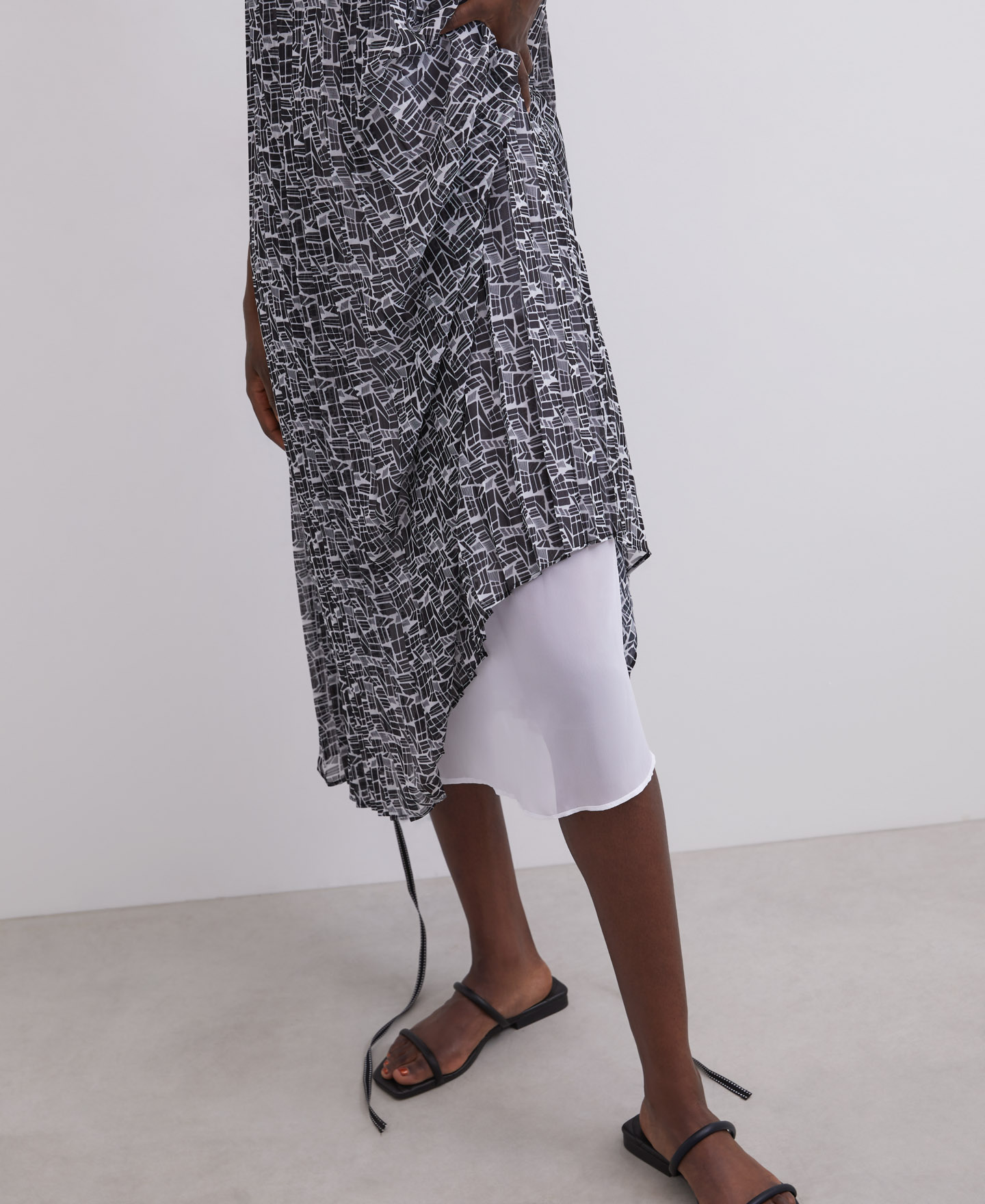Halter neckline printed dress image number 2